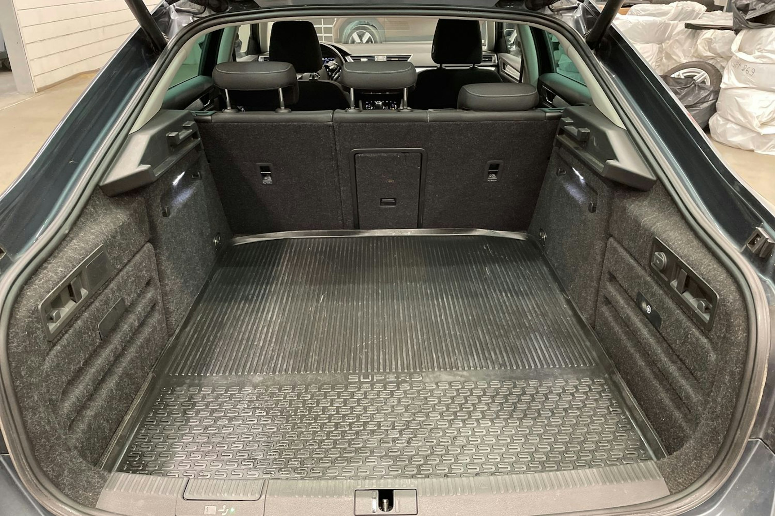 harmaa Skoda Superb 2021 kuva 12.