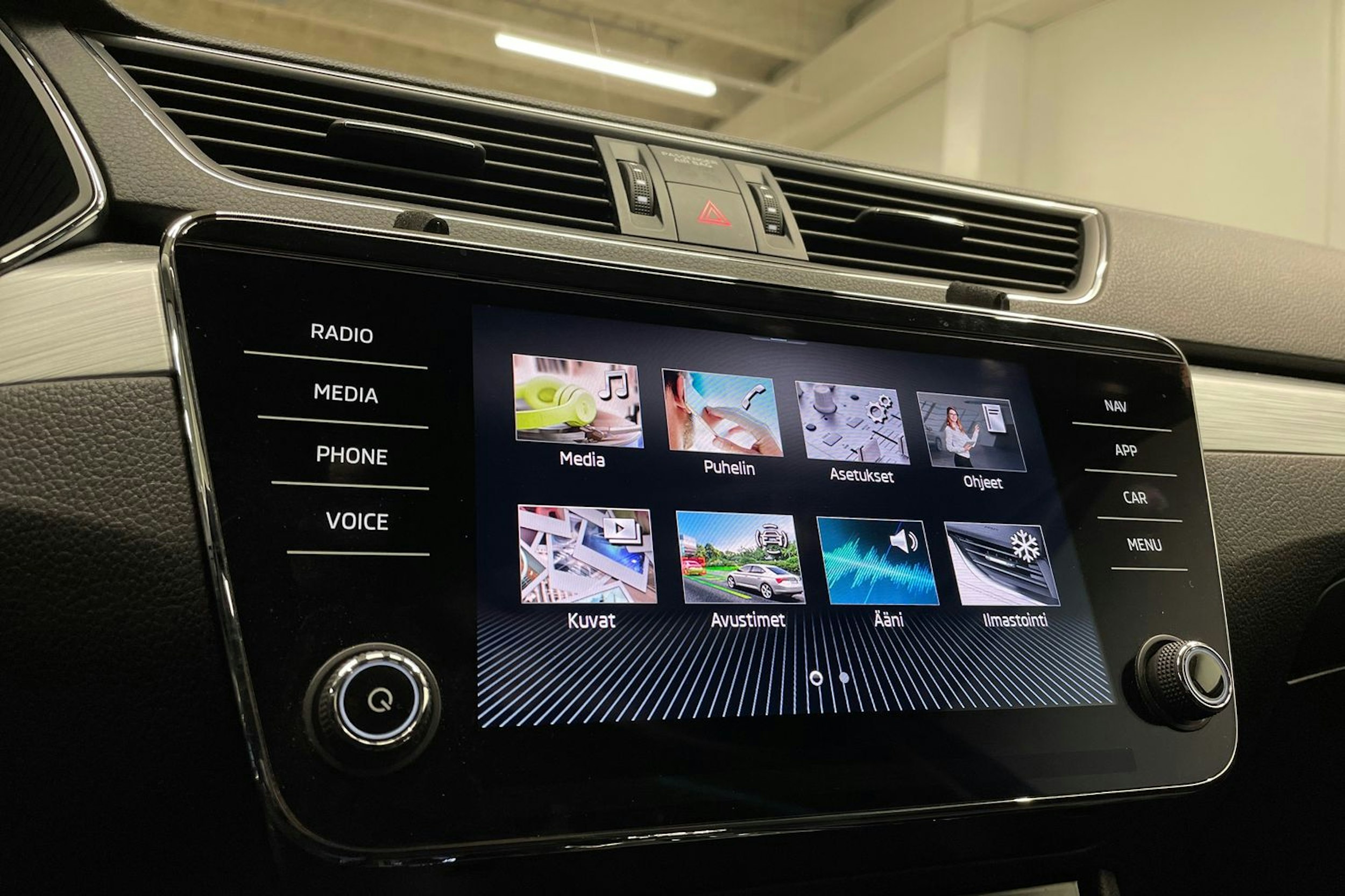 harmaa Skoda Superb 2021 kuva 14.