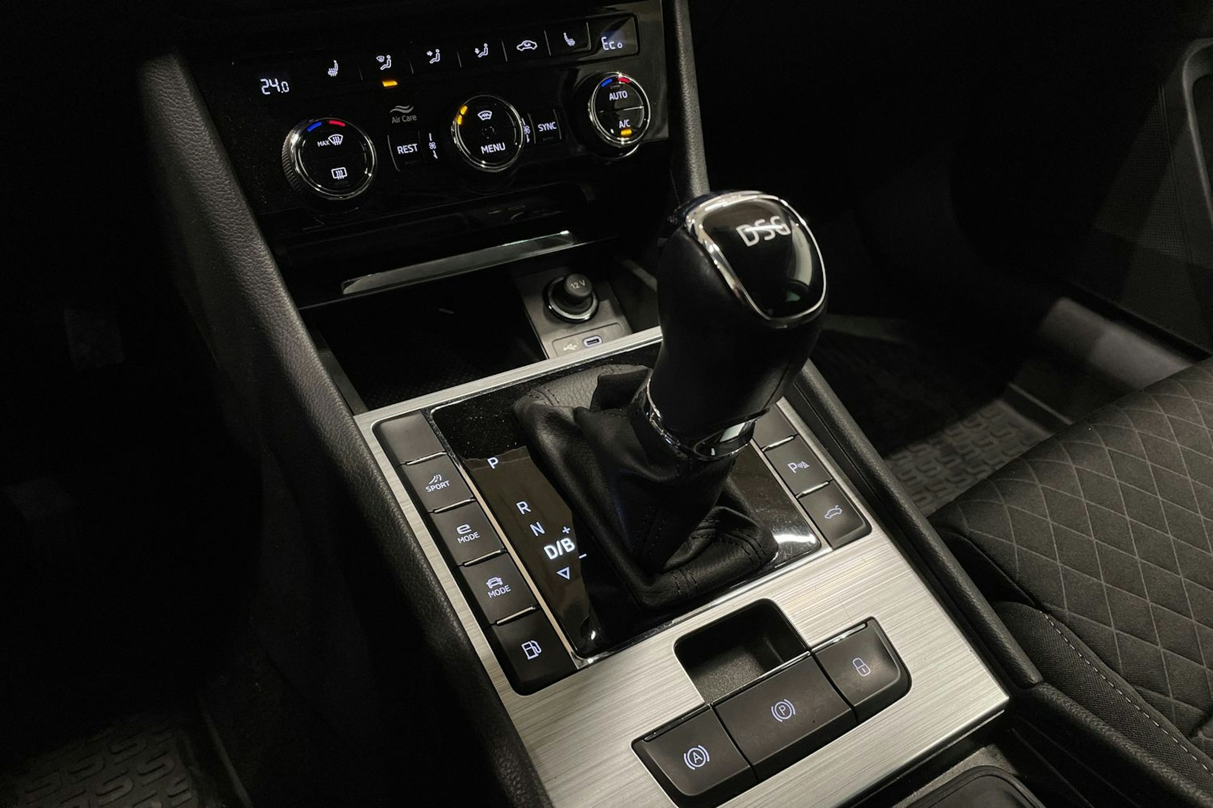 harmaa Skoda Superb 2021 kuva 19.