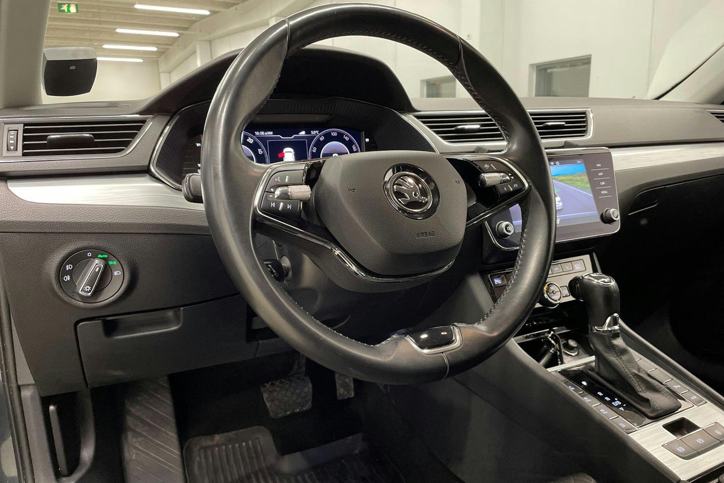 harmaa Skoda Superb 2021 kuva 25.