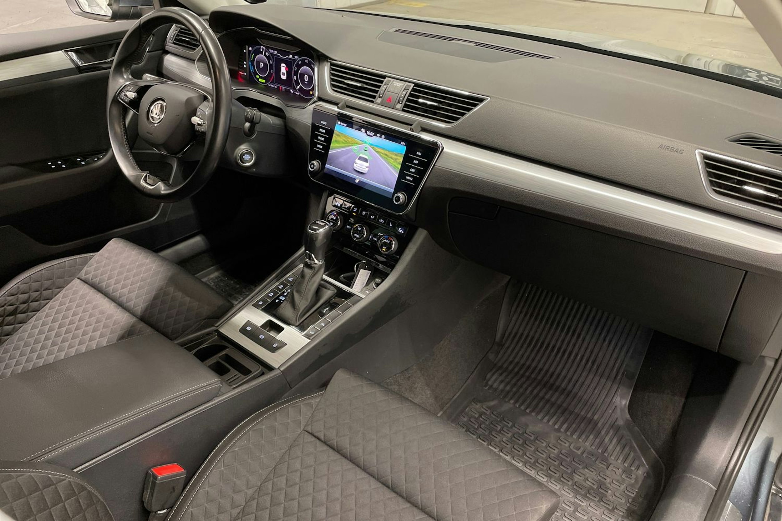 harmaa Skoda Superb 2021 kuva 27.