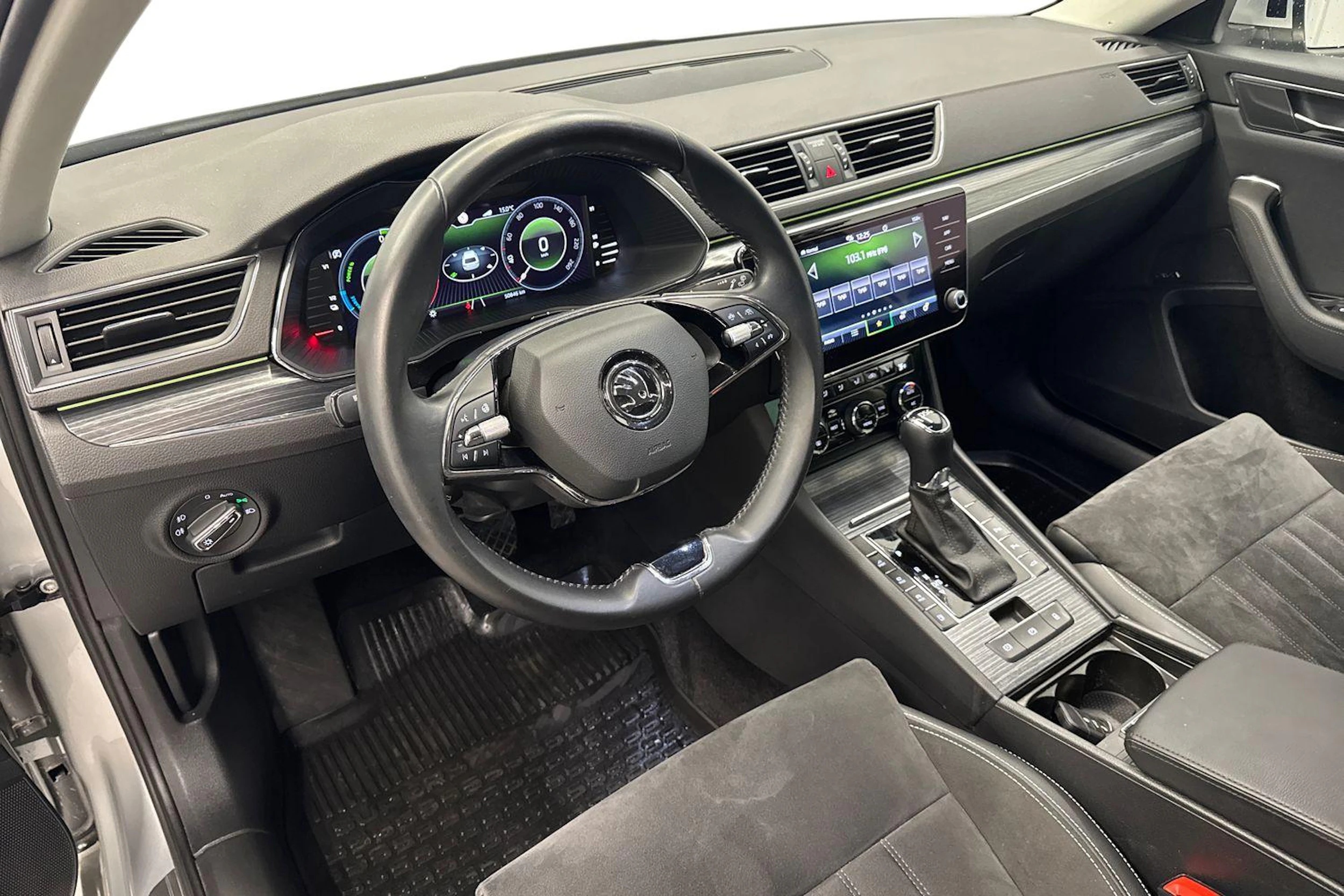 harmaa Skoda Superb 2021 kuva 8.