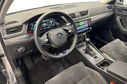 harmaa Skoda Superb 2021 kuva 8.