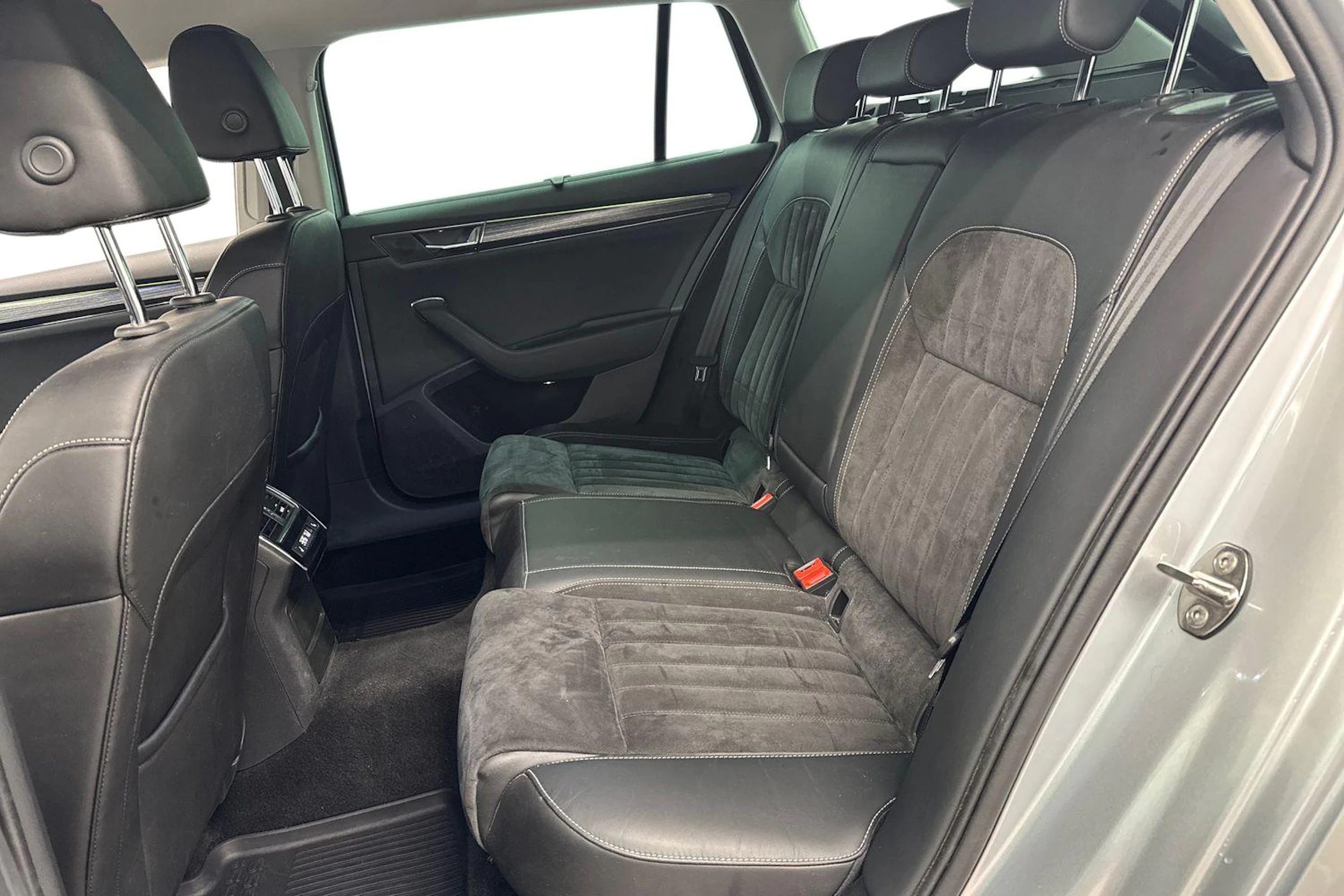 harmaa Skoda Superb 2021 kuva 11.