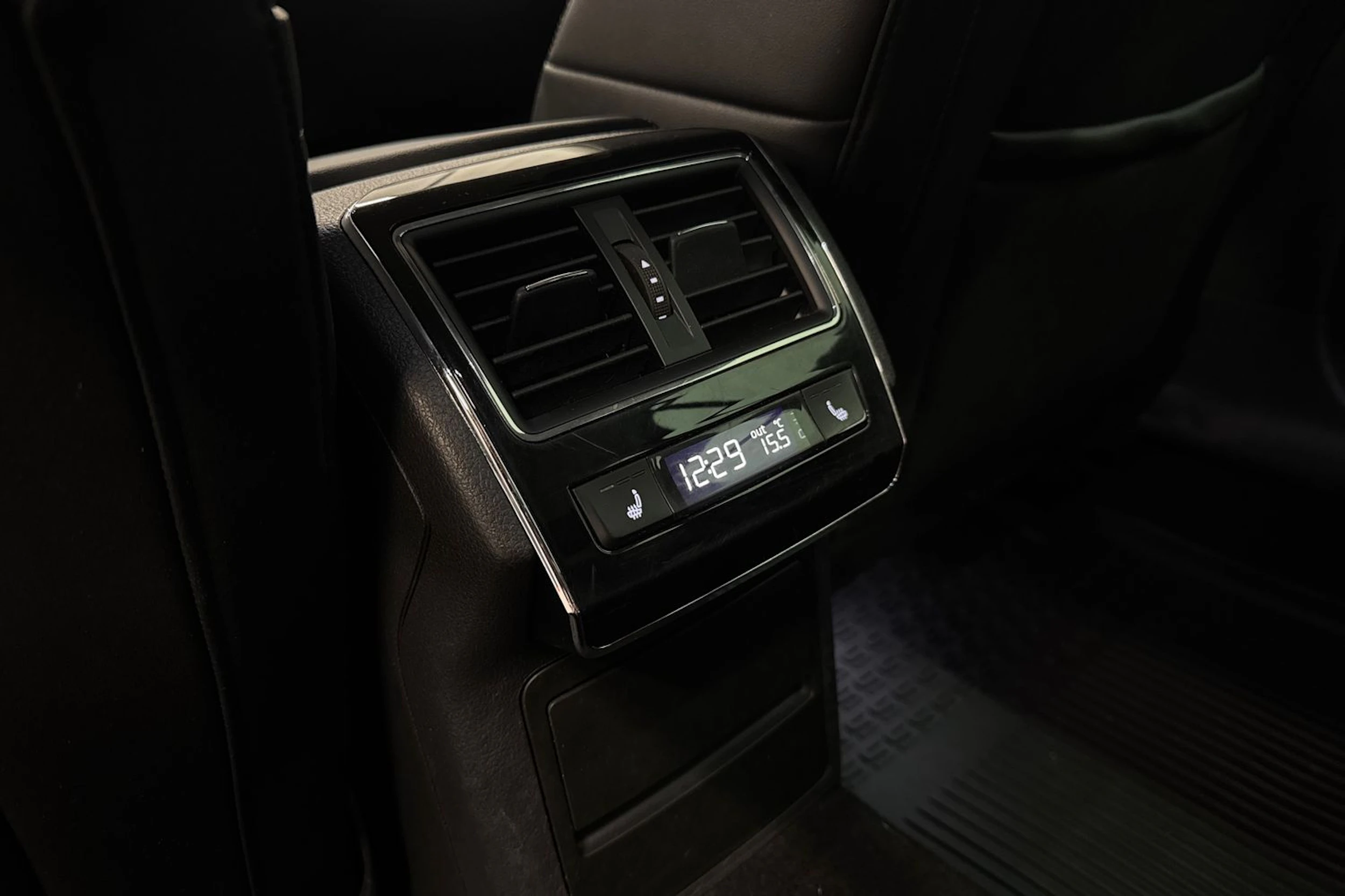 harmaa Skoda Superb 2021 kuva 20.