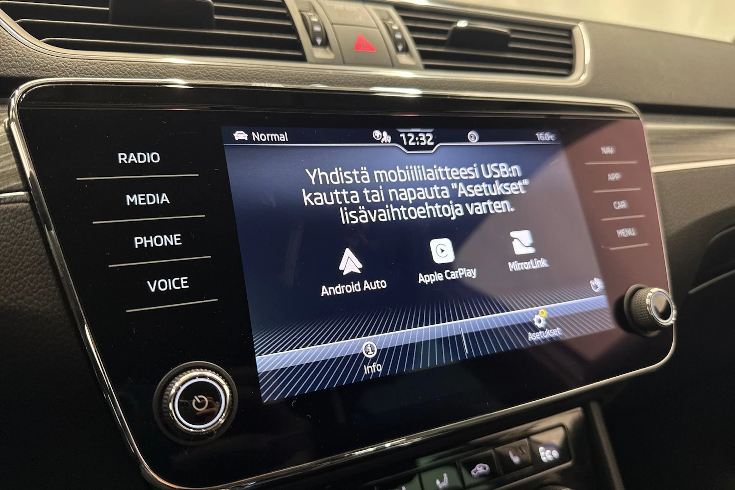 harmaa Skoda Superb 2021 kuva 28.