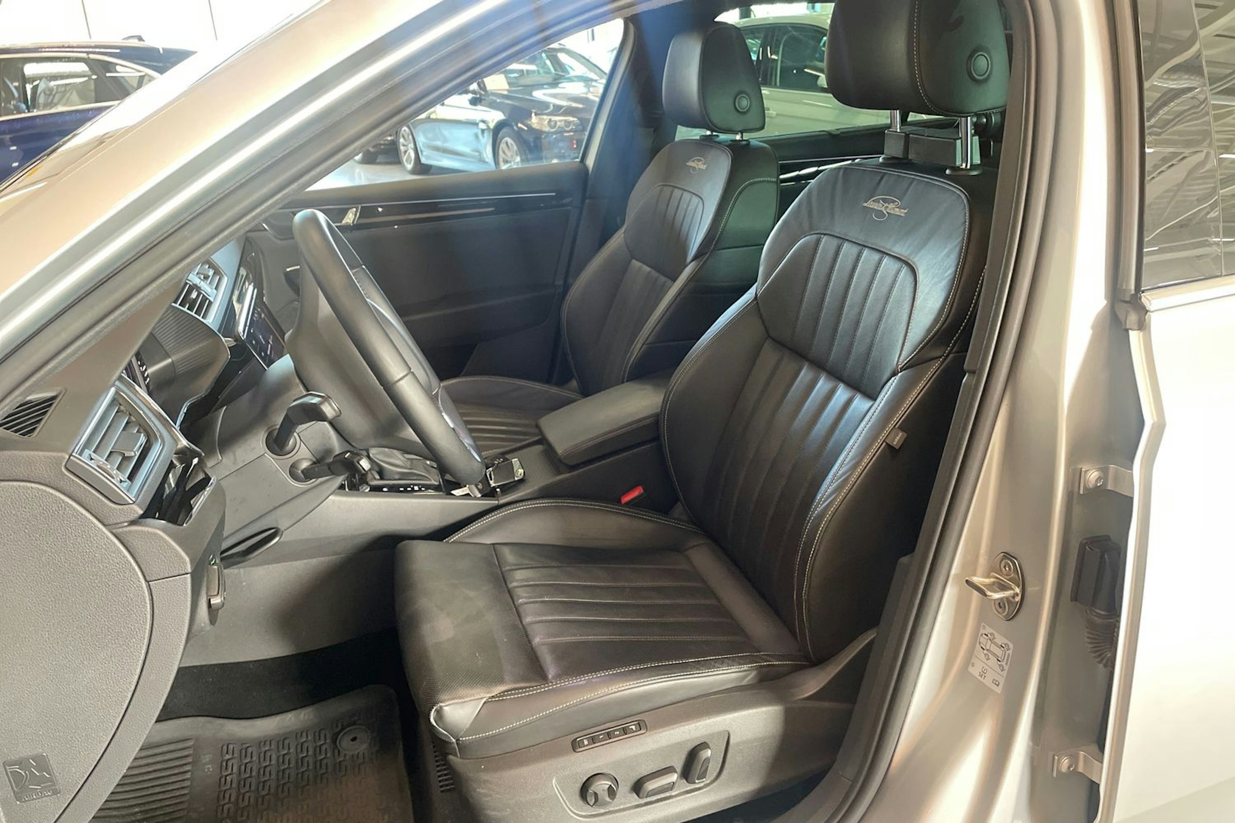 harmaa Skoda Superb 2021 kuva 14.