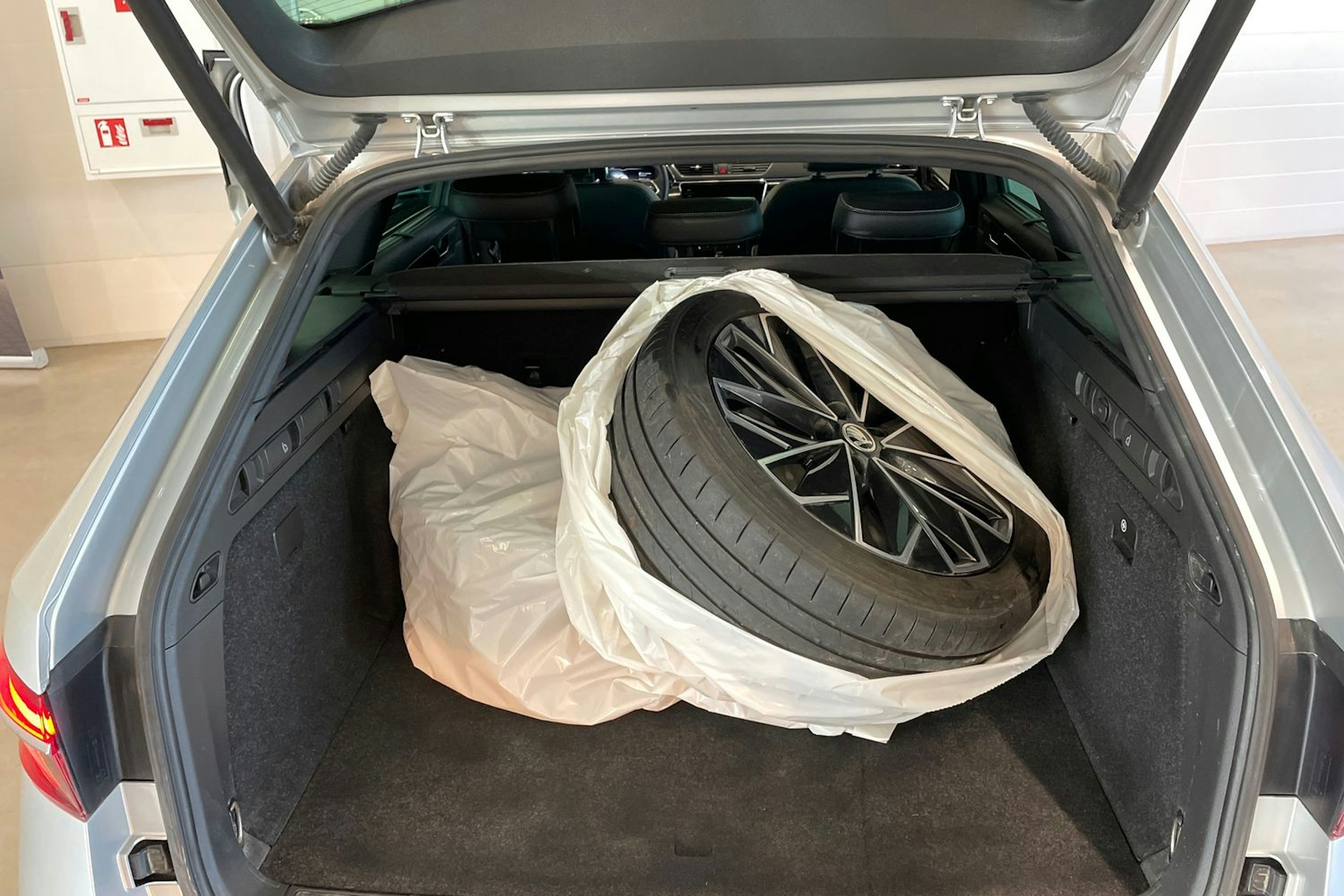 harmaa Skoda Superb 2021 kuva 40.