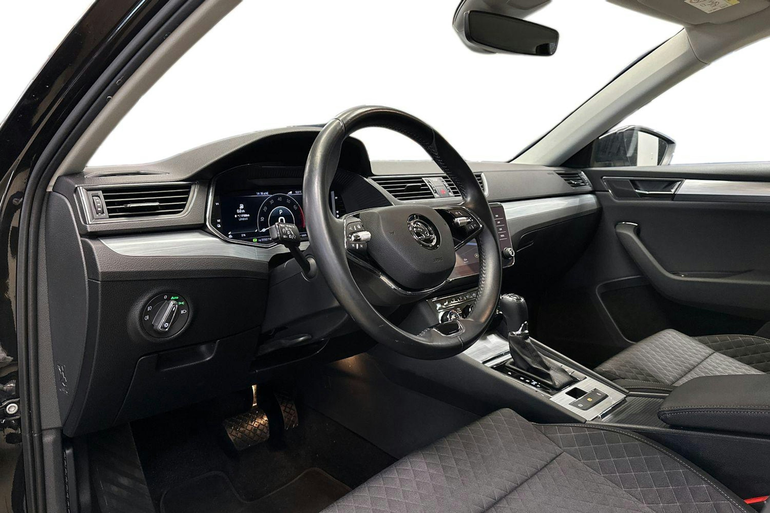 musta Skoda Superb 2021 kuva 7.