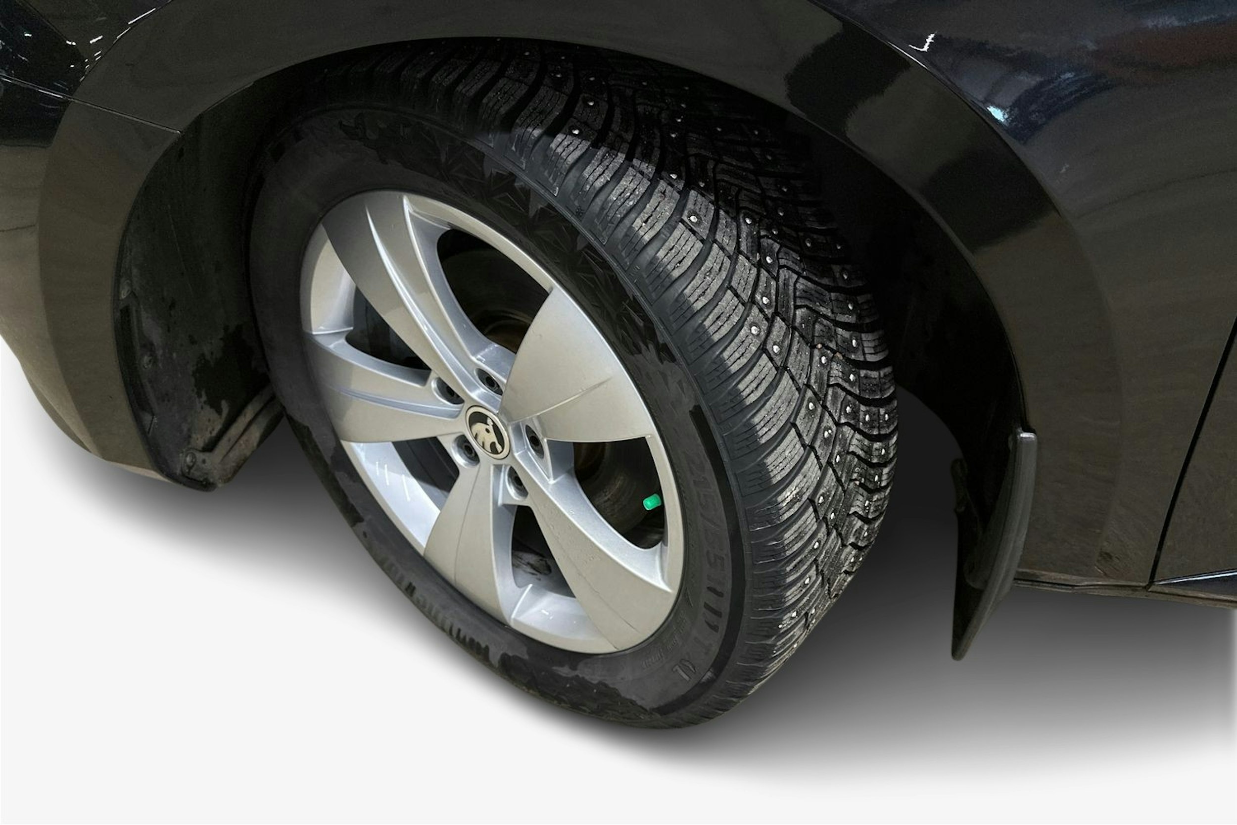 musta Skoda Superb 2021 kuva 11.