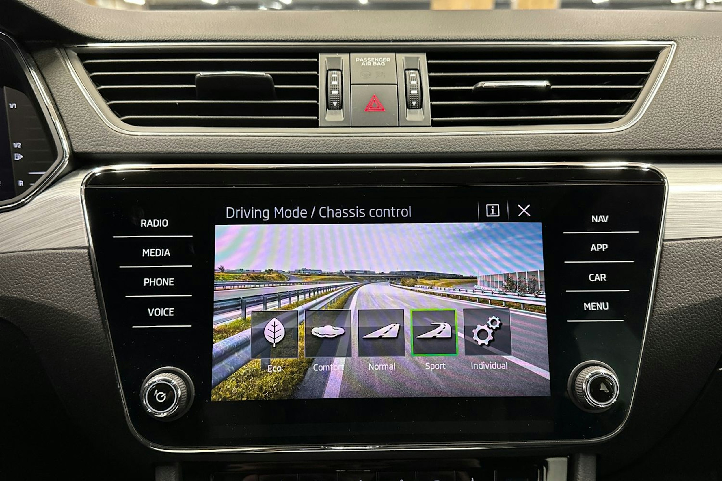 musta Skoda Superb 2021 kuva 17.