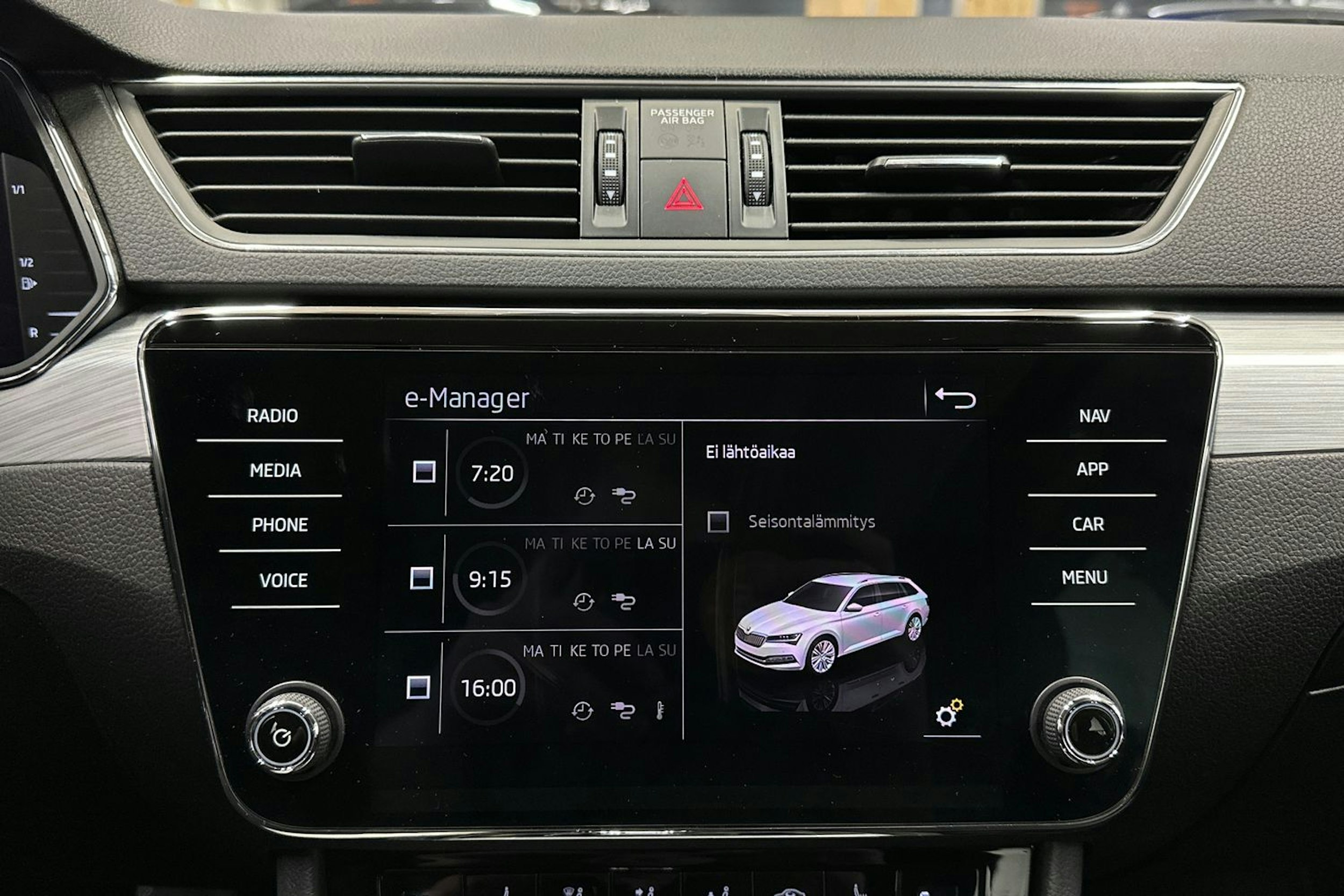 musta Skoda Superb 2021 kuva 18.