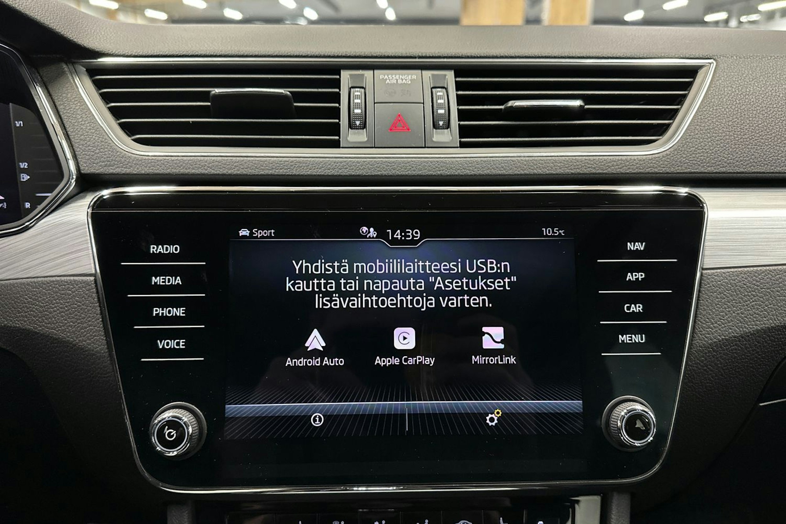 musta Skoda Superb 2021 kuva 19.