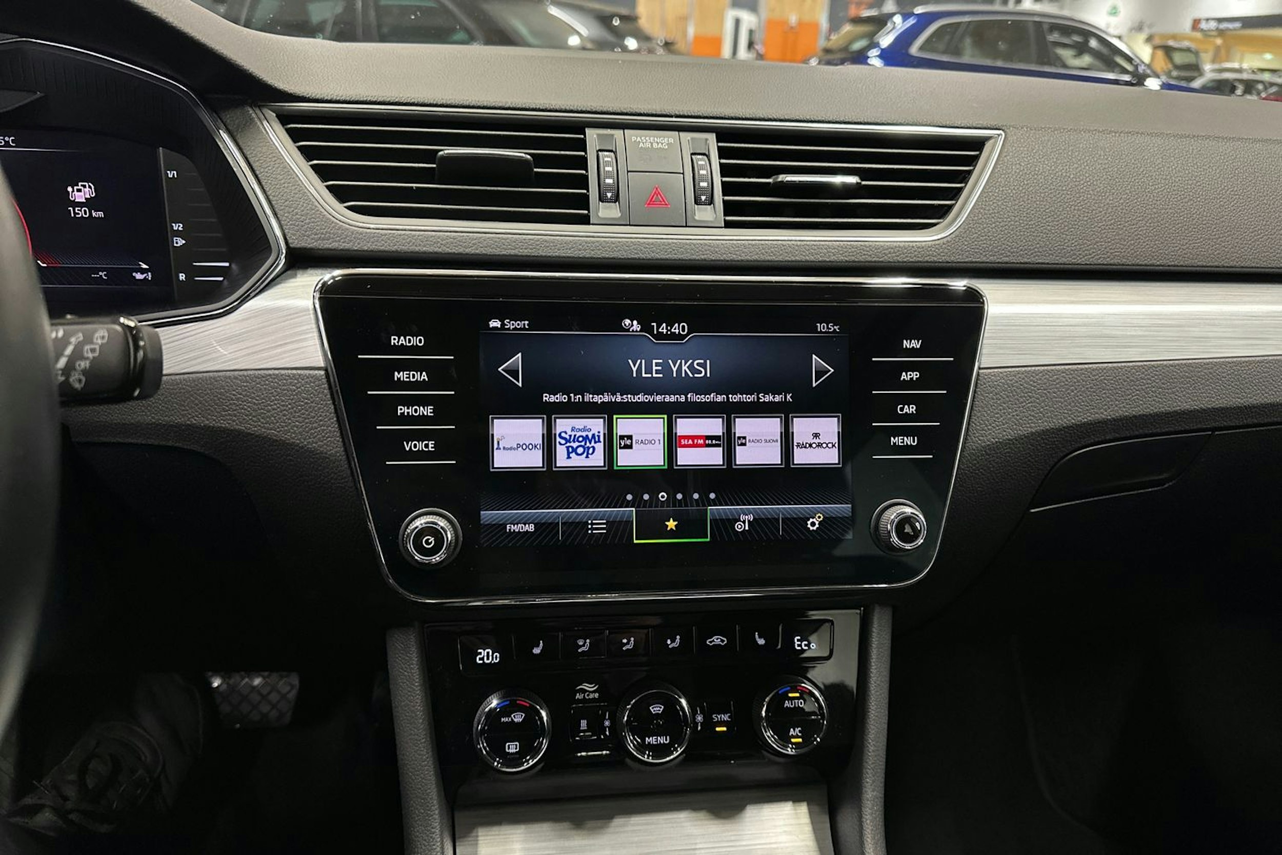 musta Skoda Superb 2021 kuva 20.