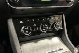 musta Skoda Superb 2021 kuva 21.