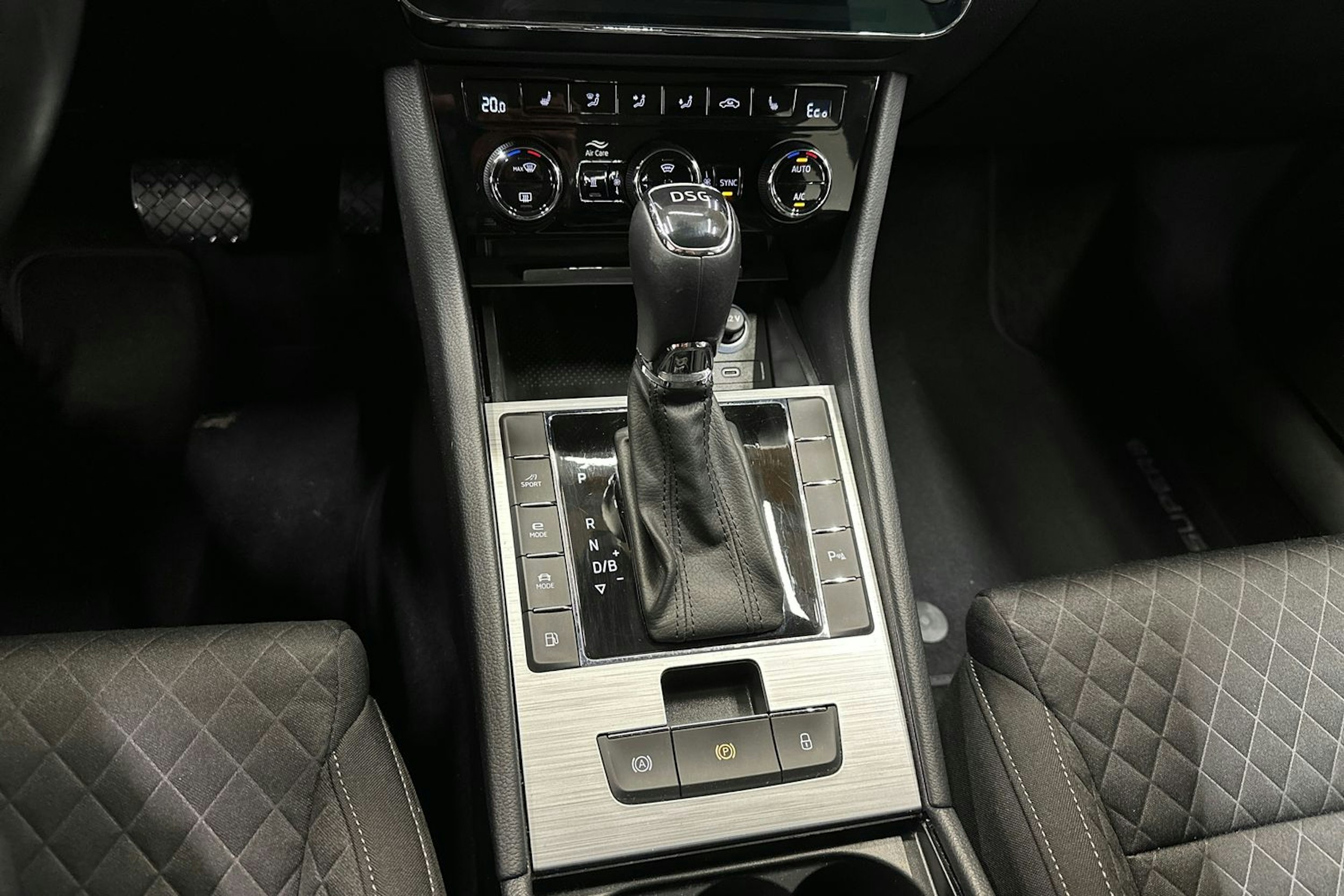 musta Skoda Superb 2021 kuva 22.