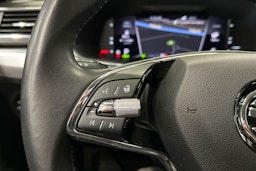 musta Skoda Superb 2021 kuva 26.