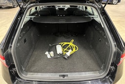 musta Skoda Superb 2021 kuva 31.