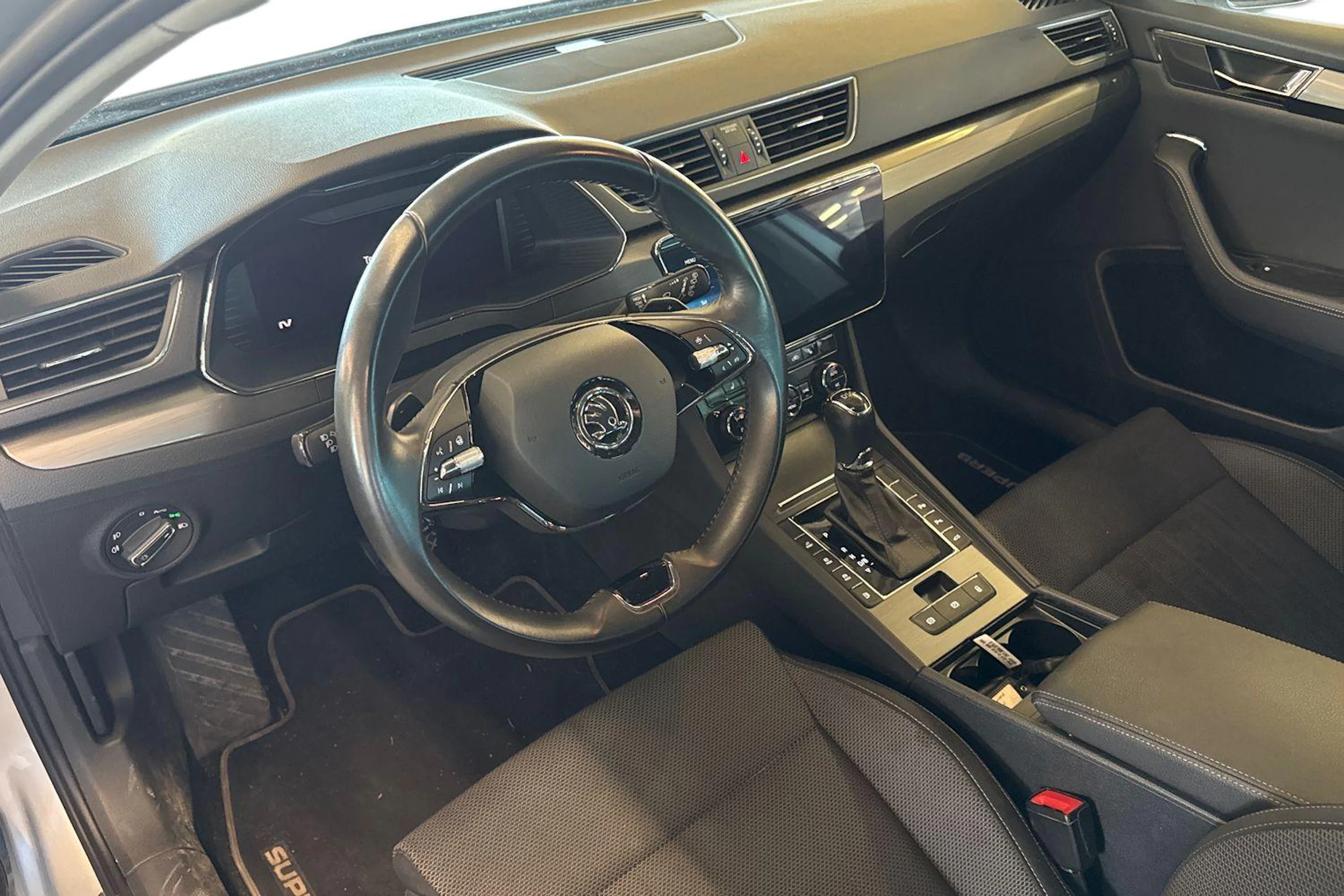 harmaa Skoda Superb 2021 kuva 3.