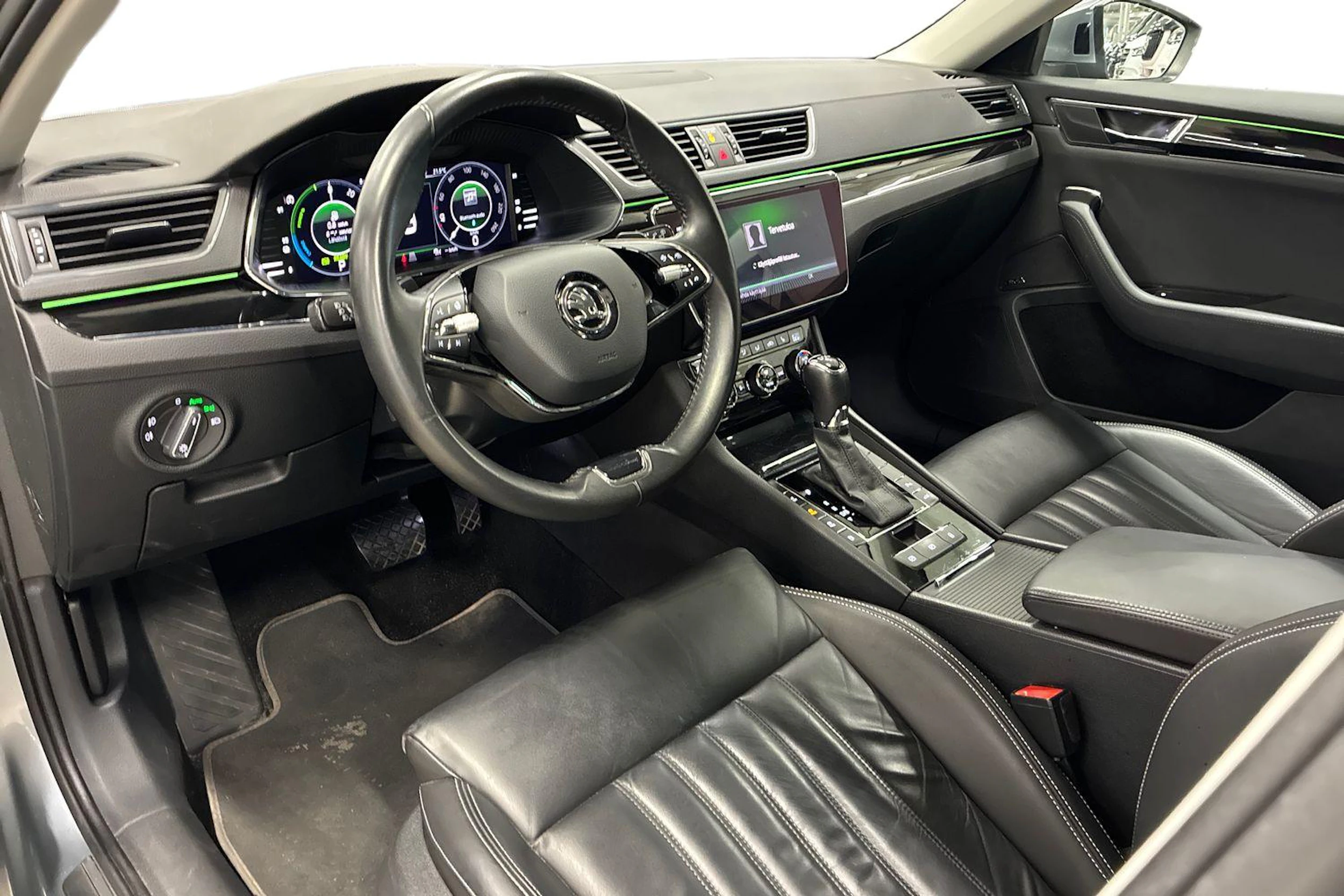 harmaa Skoda Superb 2021 kuva 6.