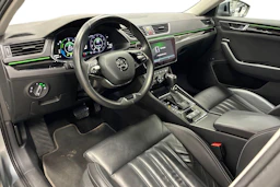 harmaa Skoda Superb 2021 kuva 6.