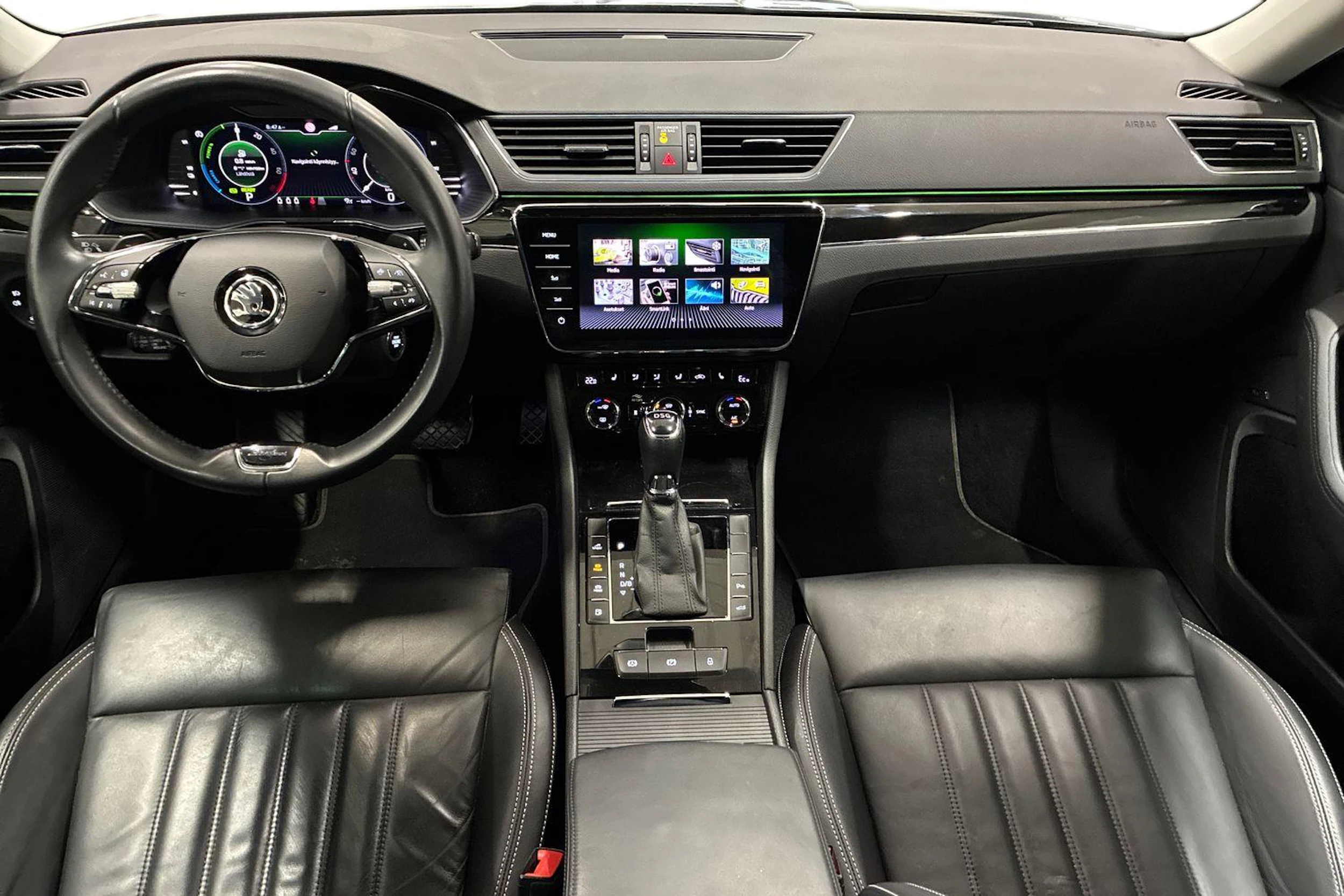 harmaa Skoda Superb 2021 kuva 7.