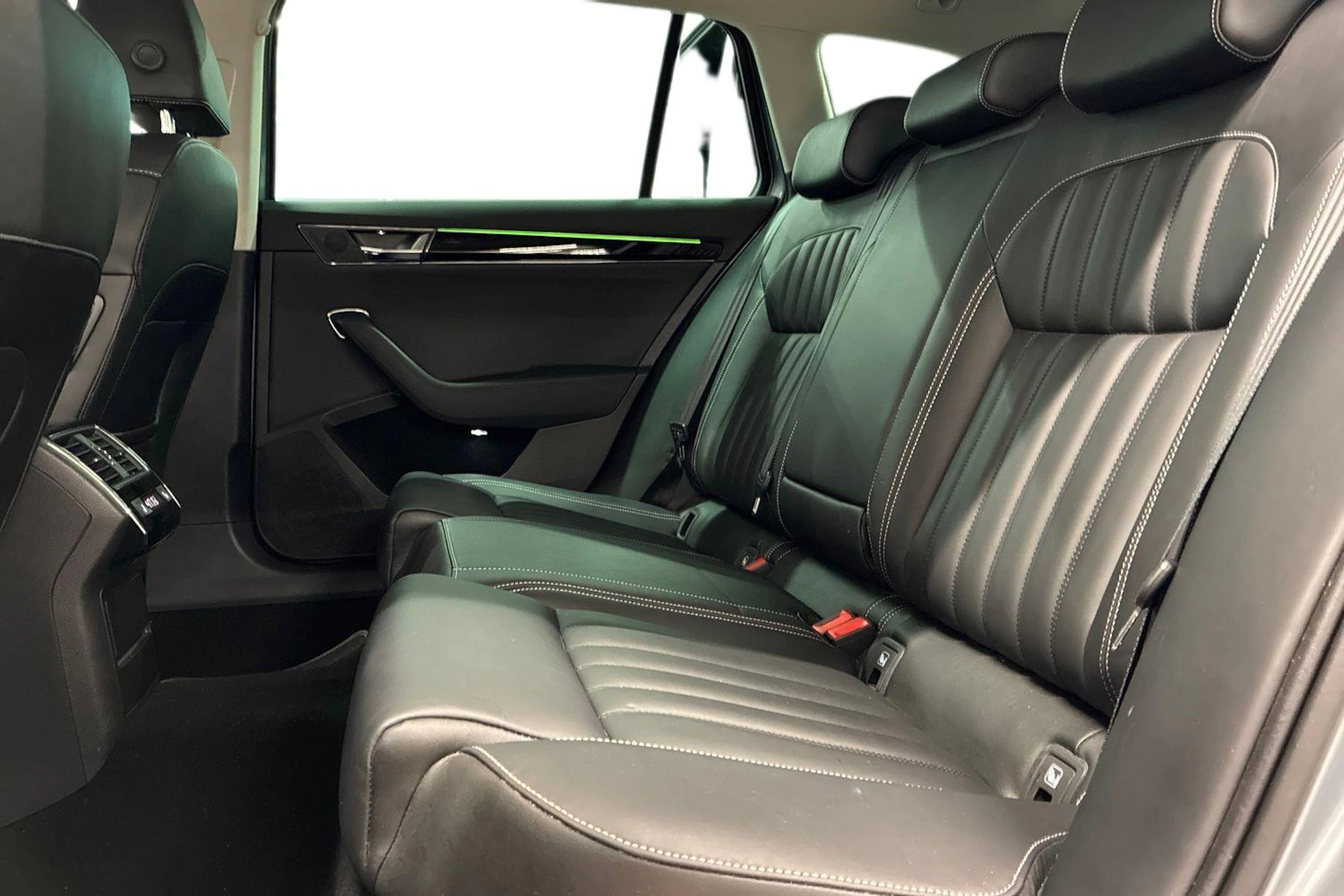 harmaa Skoda Superb 2021 kuva 8.