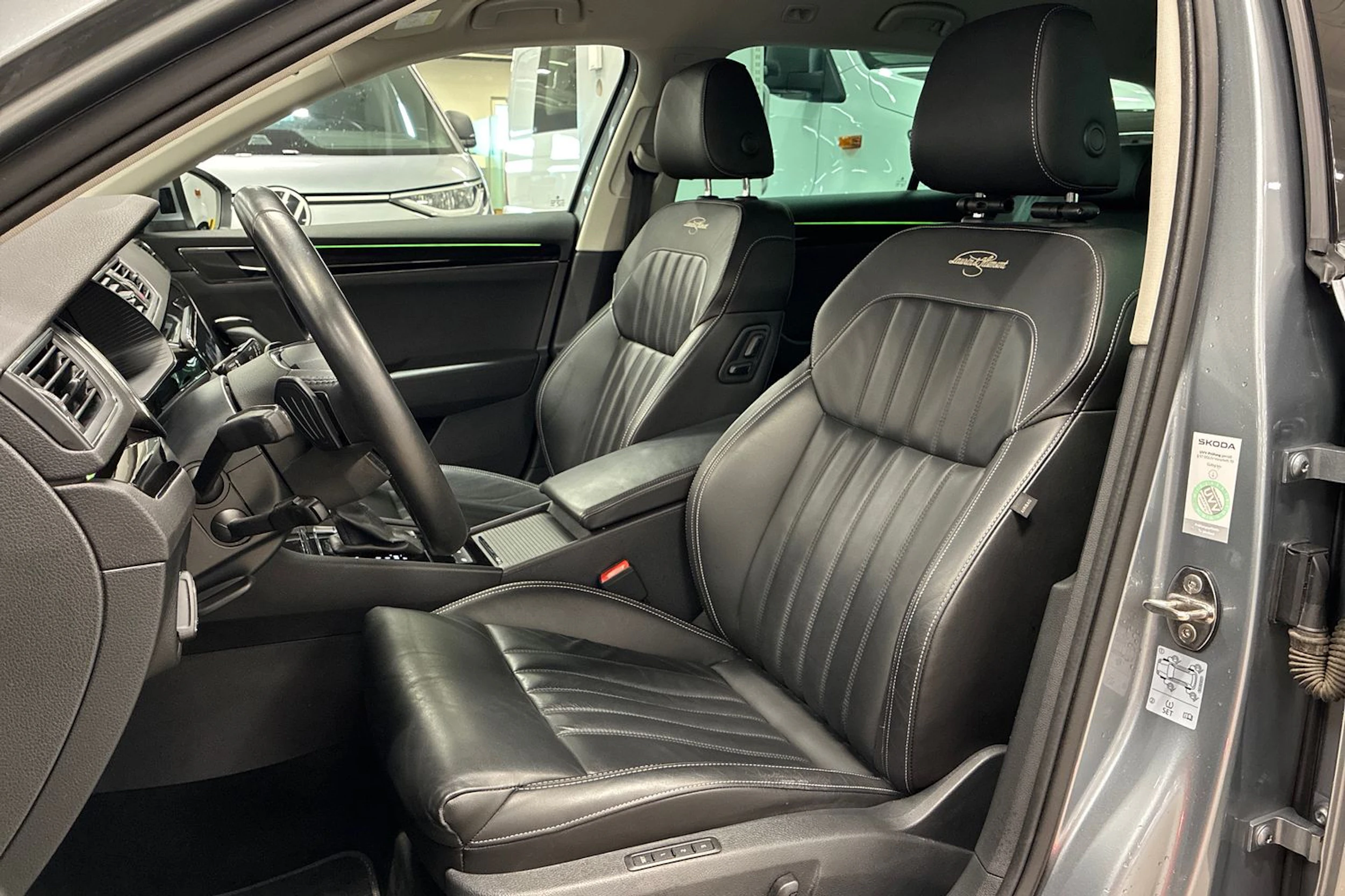 harmaa Skoda Superb 2021 kuva 26.