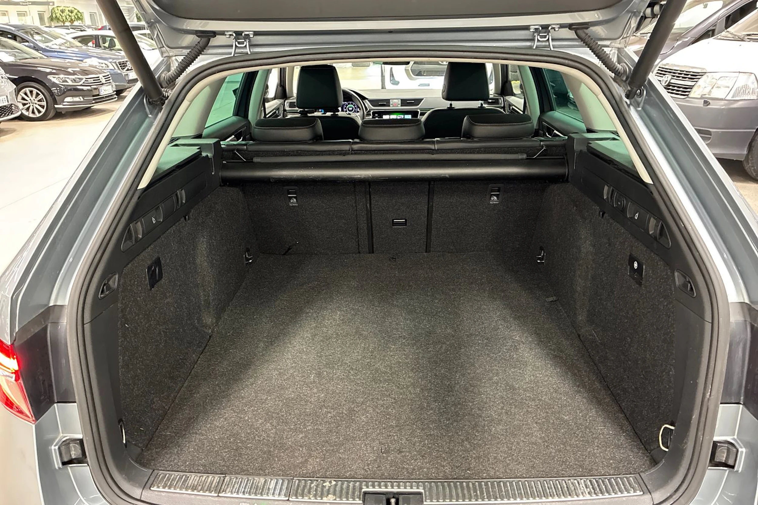 harmaa Skoda Superb 2021 kuva 28.