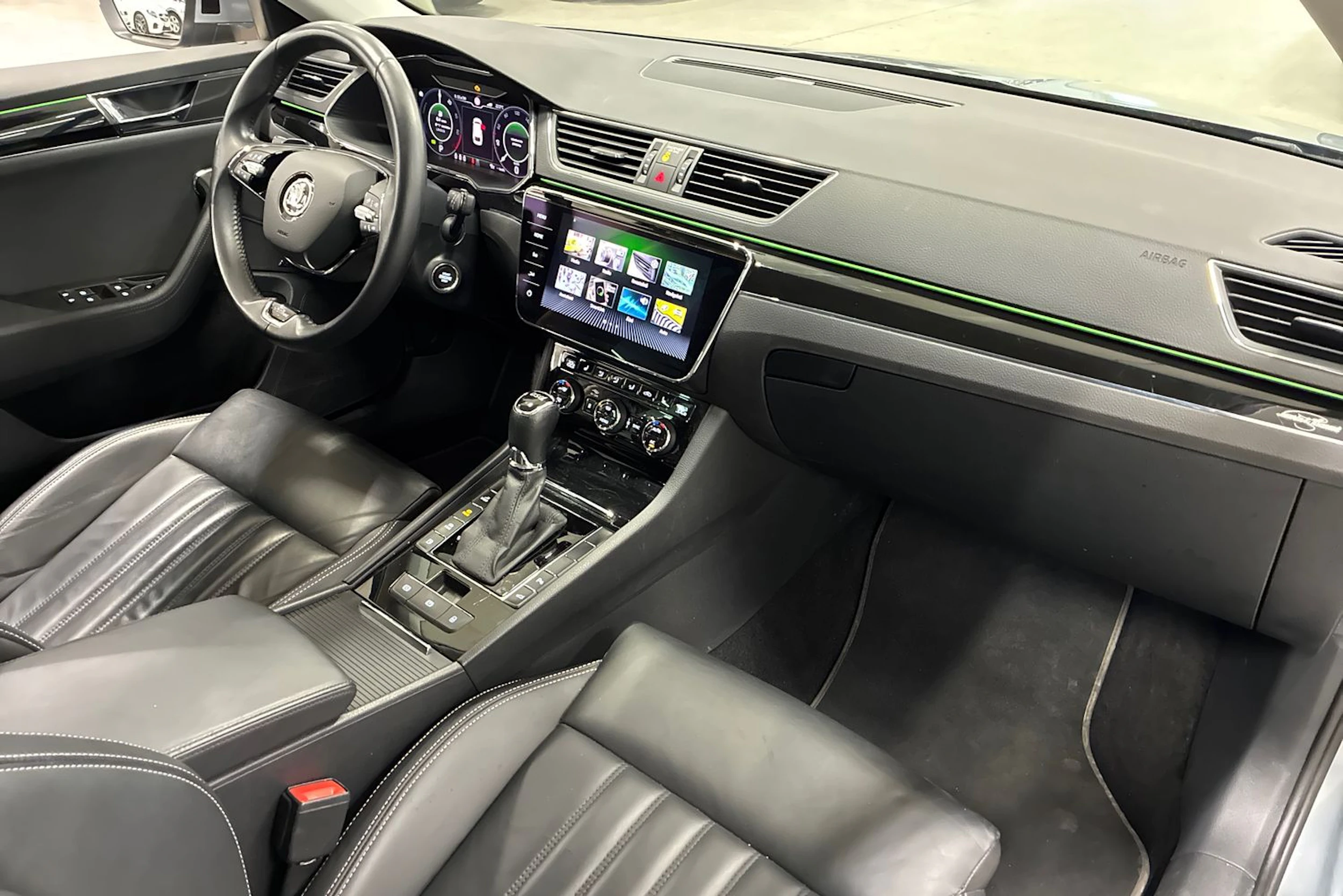 harmaa Skoda Superb 2021 kuva 33.