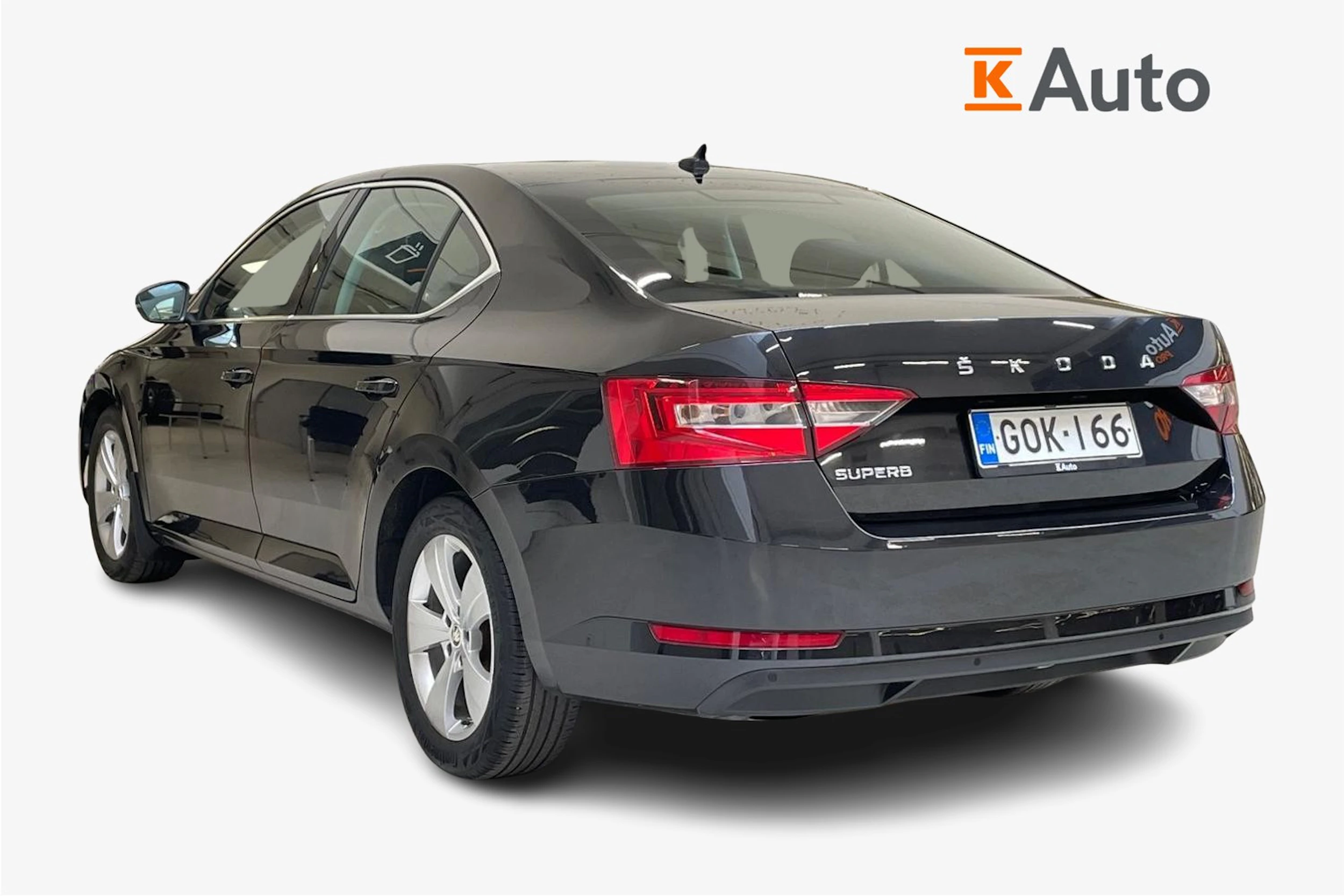 musta Skoda Superb 2021 kuva 2.