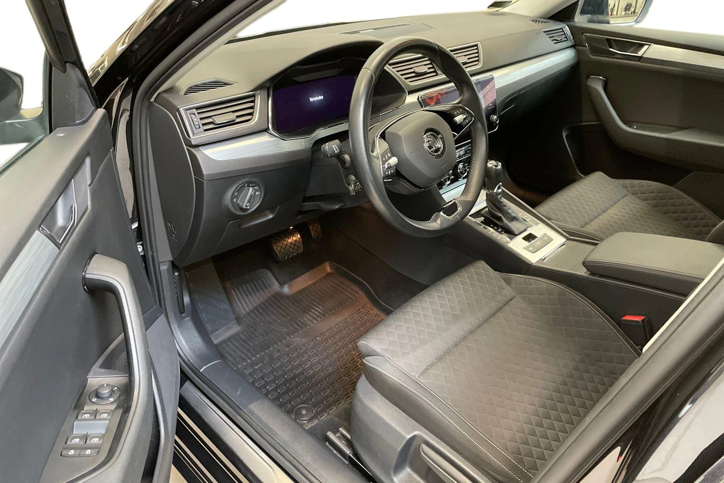 musta Skoda Superb 2021 kuva 6.