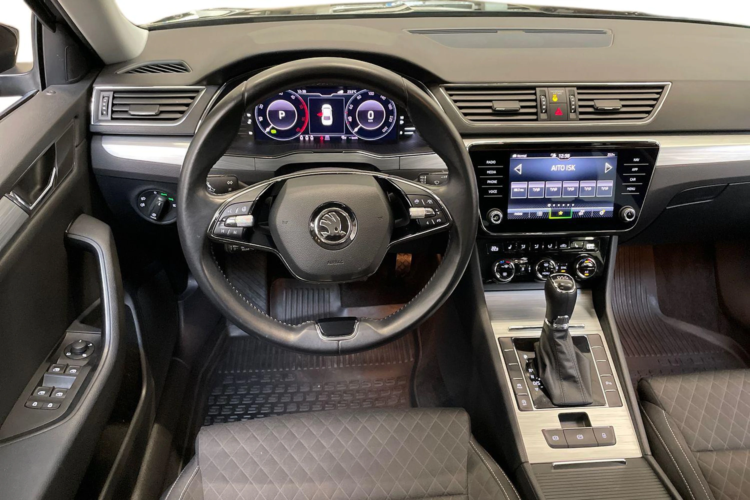 musta Skoda Superb 2021 kuva 7.