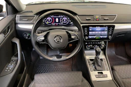 musta Skoda Superb 2021 kuva 7.