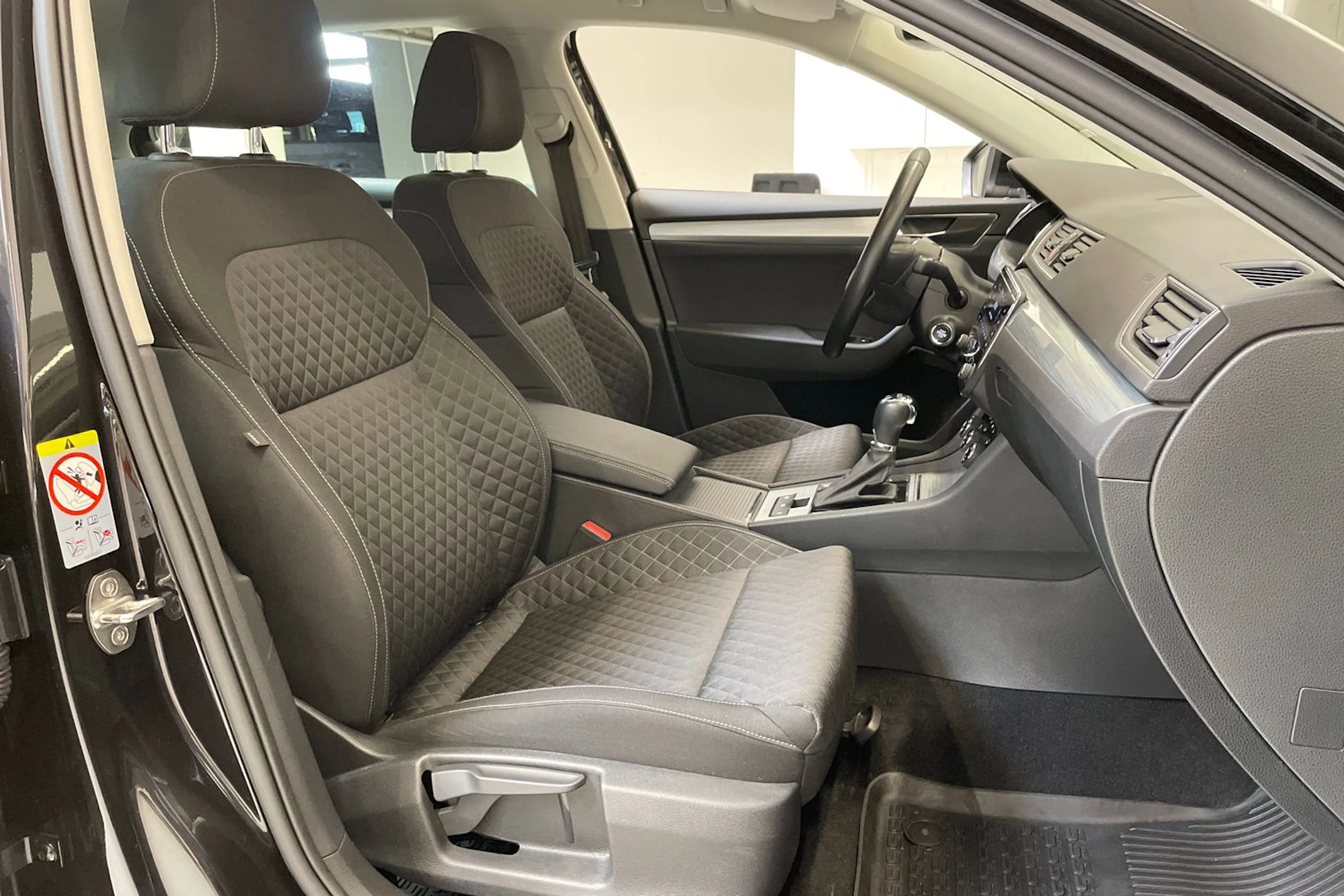musta Skoda Superb 2021 kuva 13.