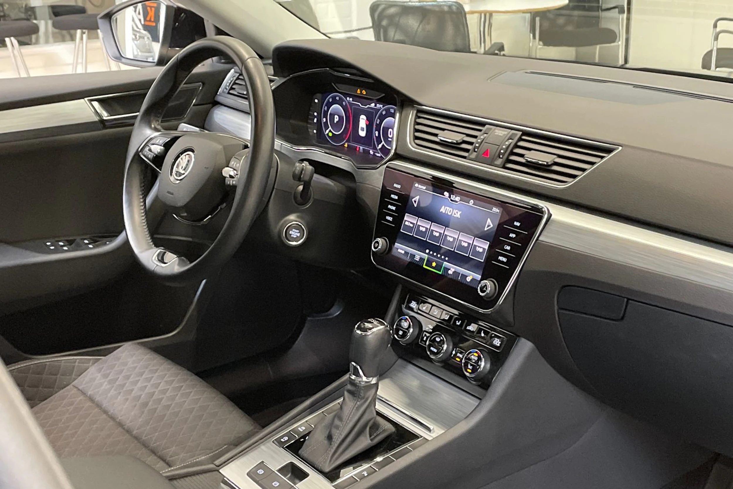 musta Skoda Superb 2021 kuva 14.