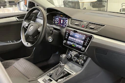 musta Skoda Superb 2021 kuva 14.