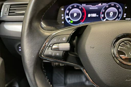 musta Skoda Superb 2021 kuva 17.