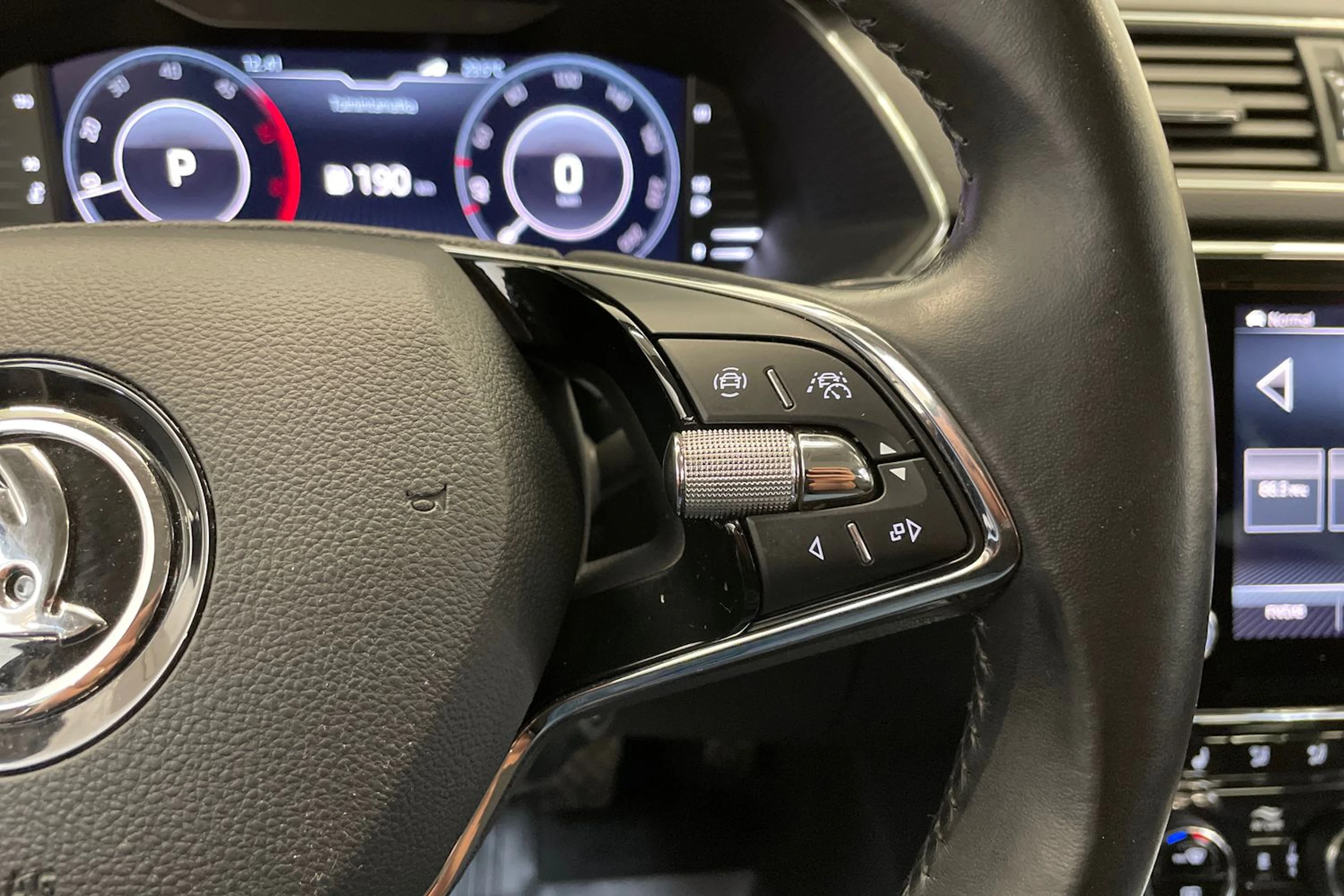 musta Skoda Superb 2021 kuva 18.
