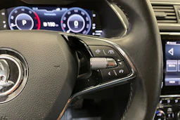 musta Skoda Superb 2021 kuva 18.