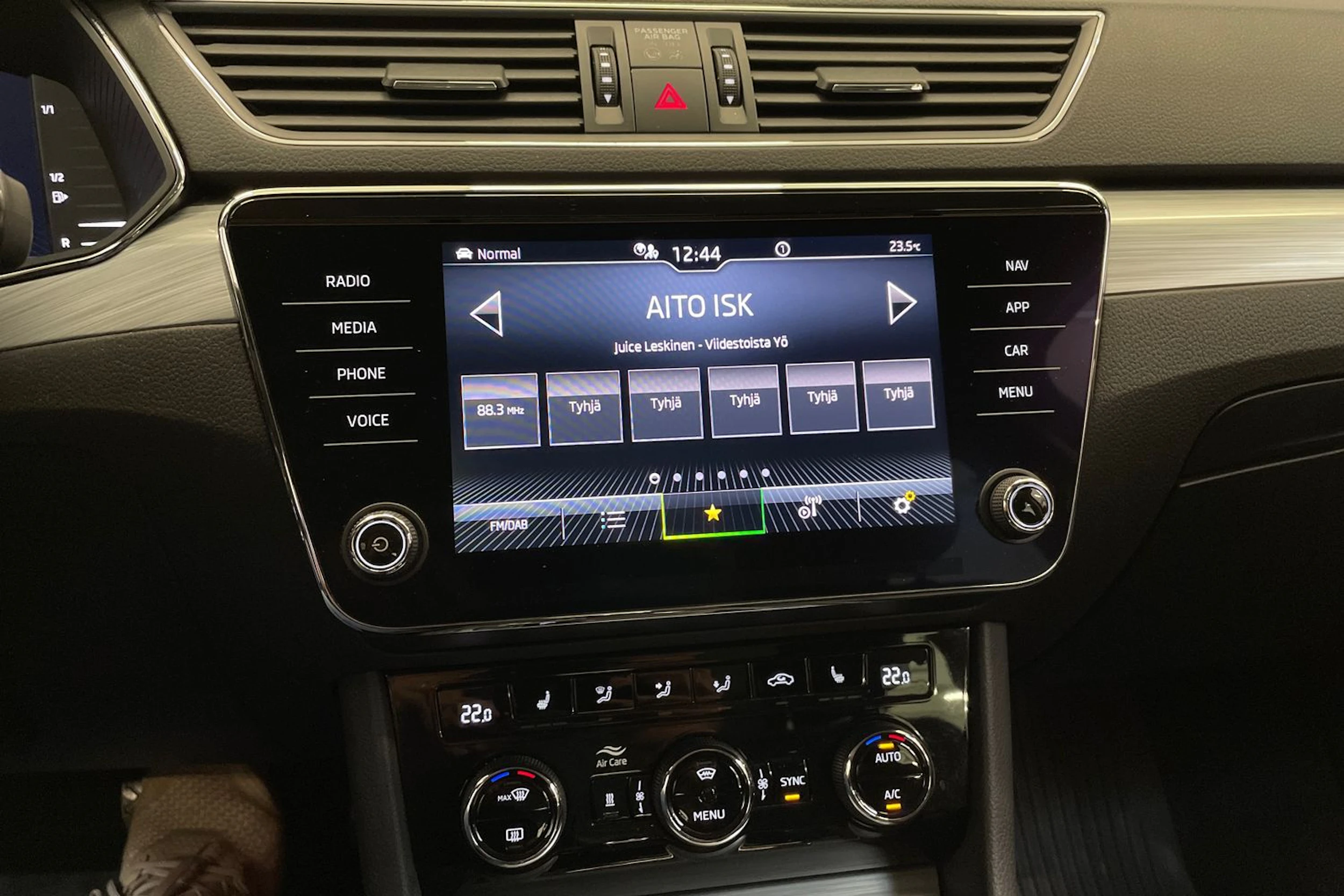 musta Skoda Superb 2021 kuva 23.