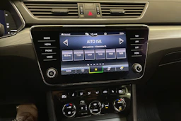 musta Skoda Superb 2021 kuva 23.