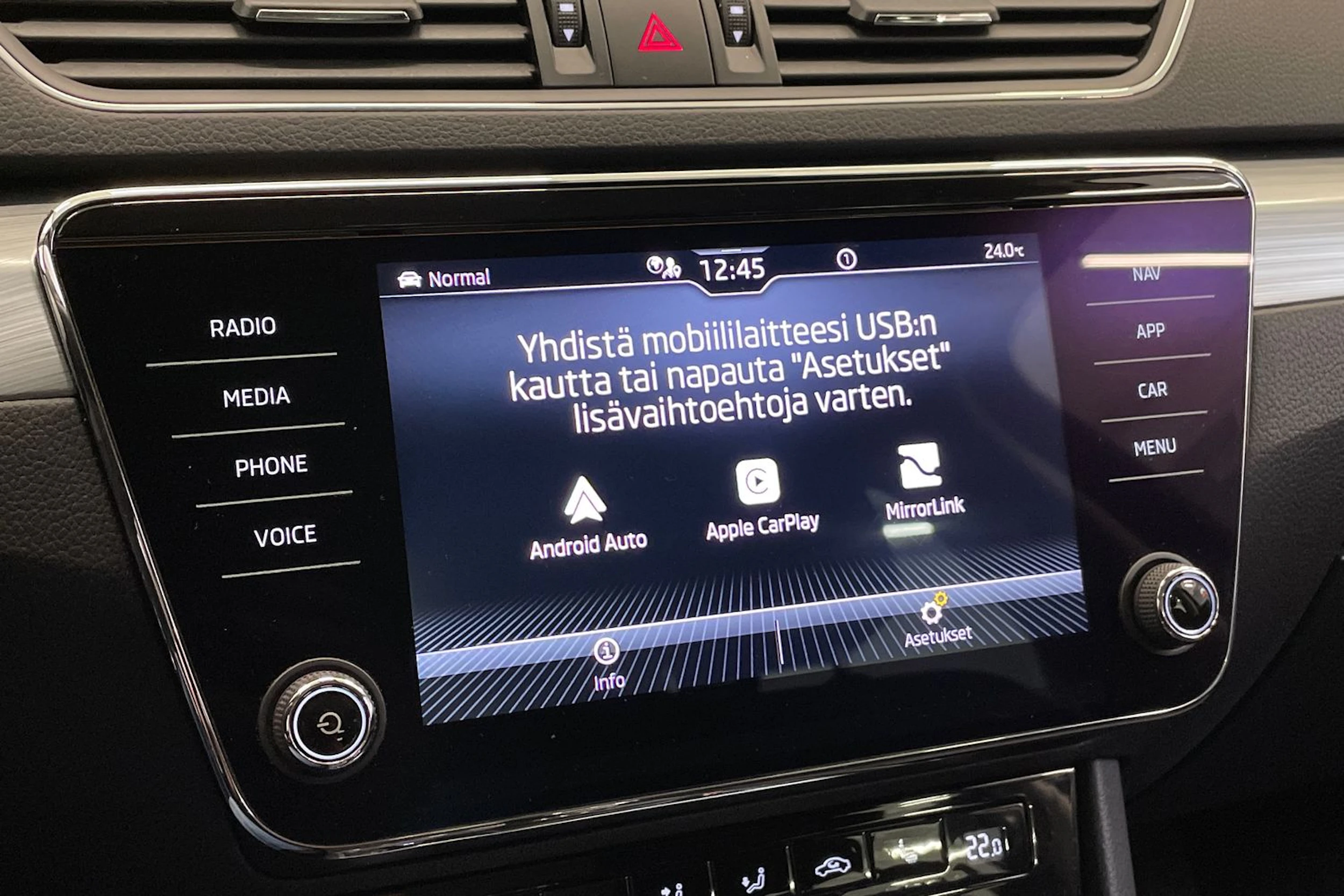 musta Skoda Superb 2021 kuva 28.