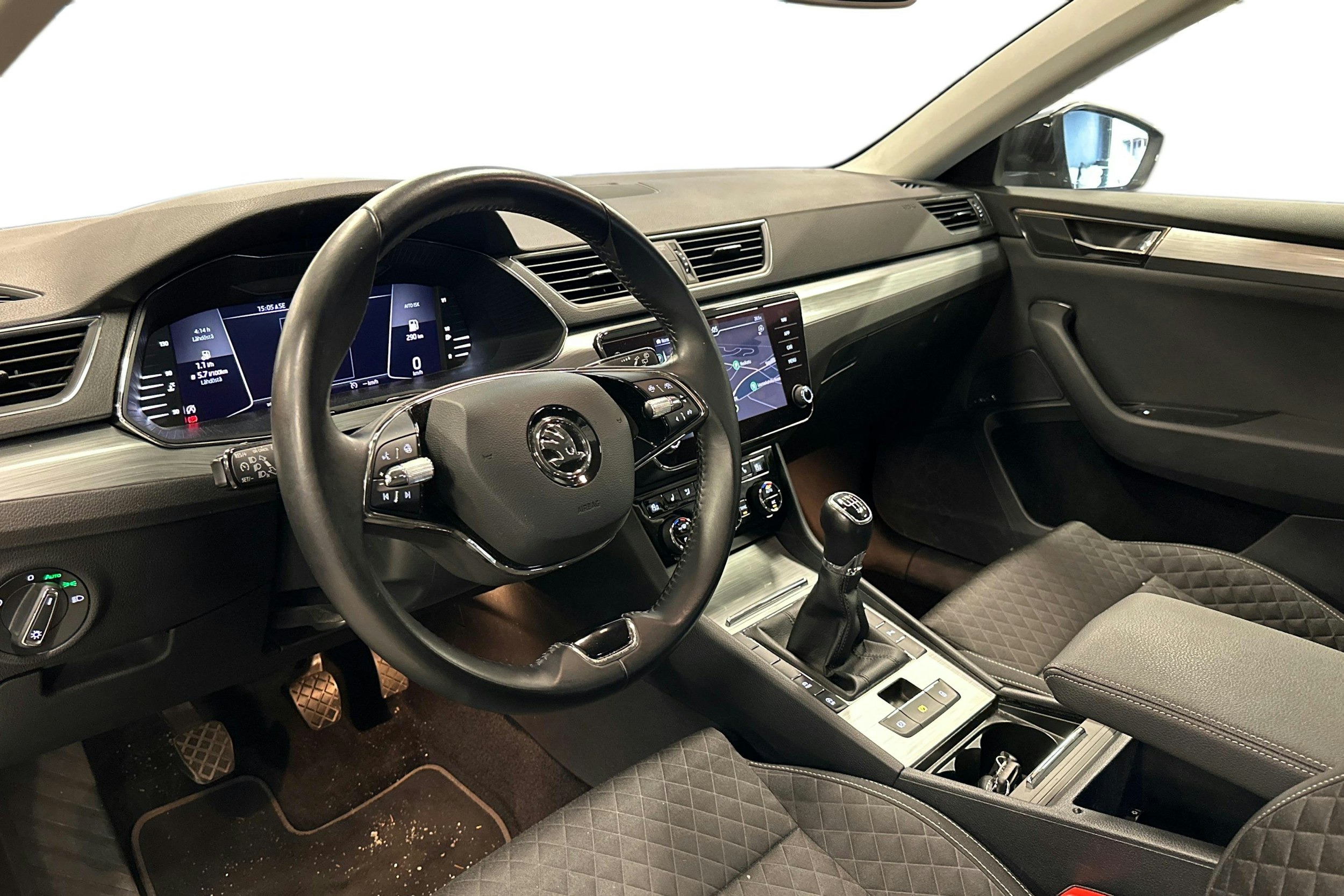 musta Skoda Superb 2021 kuva 3.