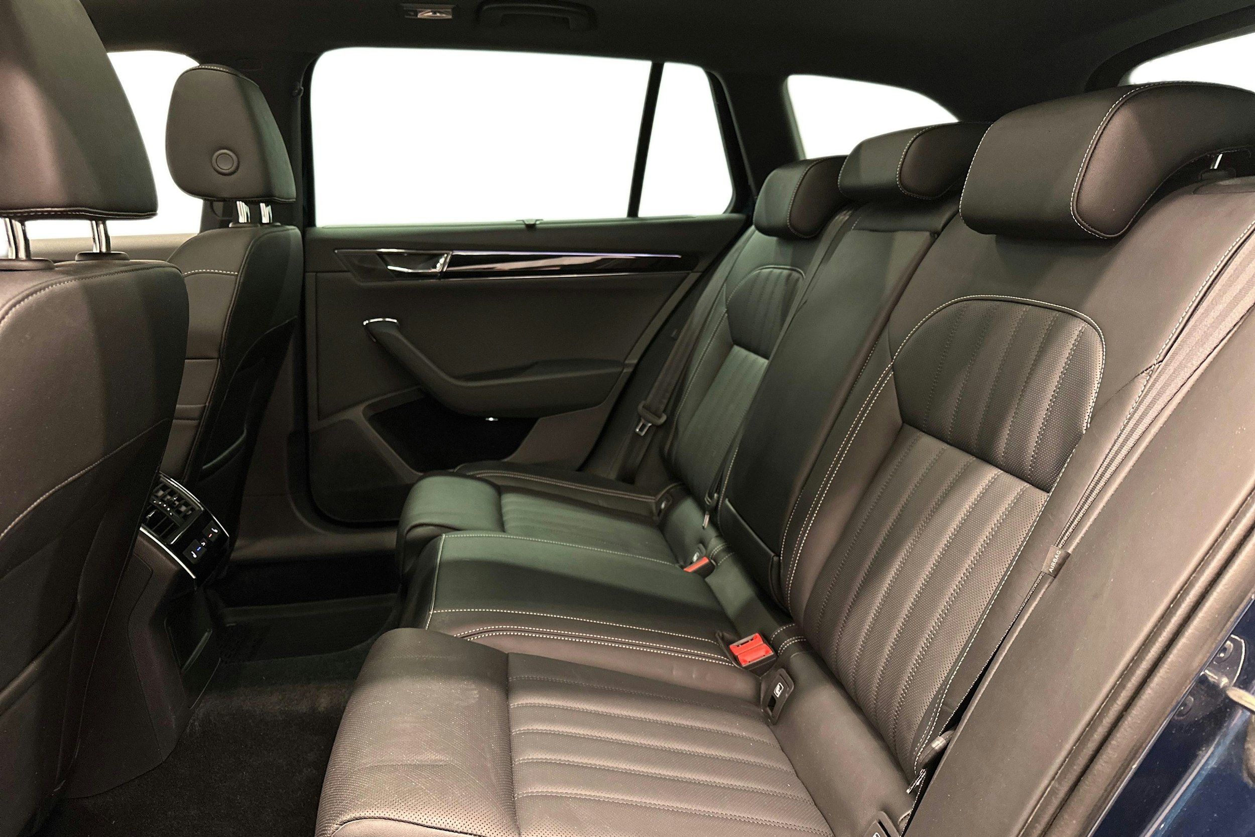 sininen Skoda Superb 2021 kuva 8.