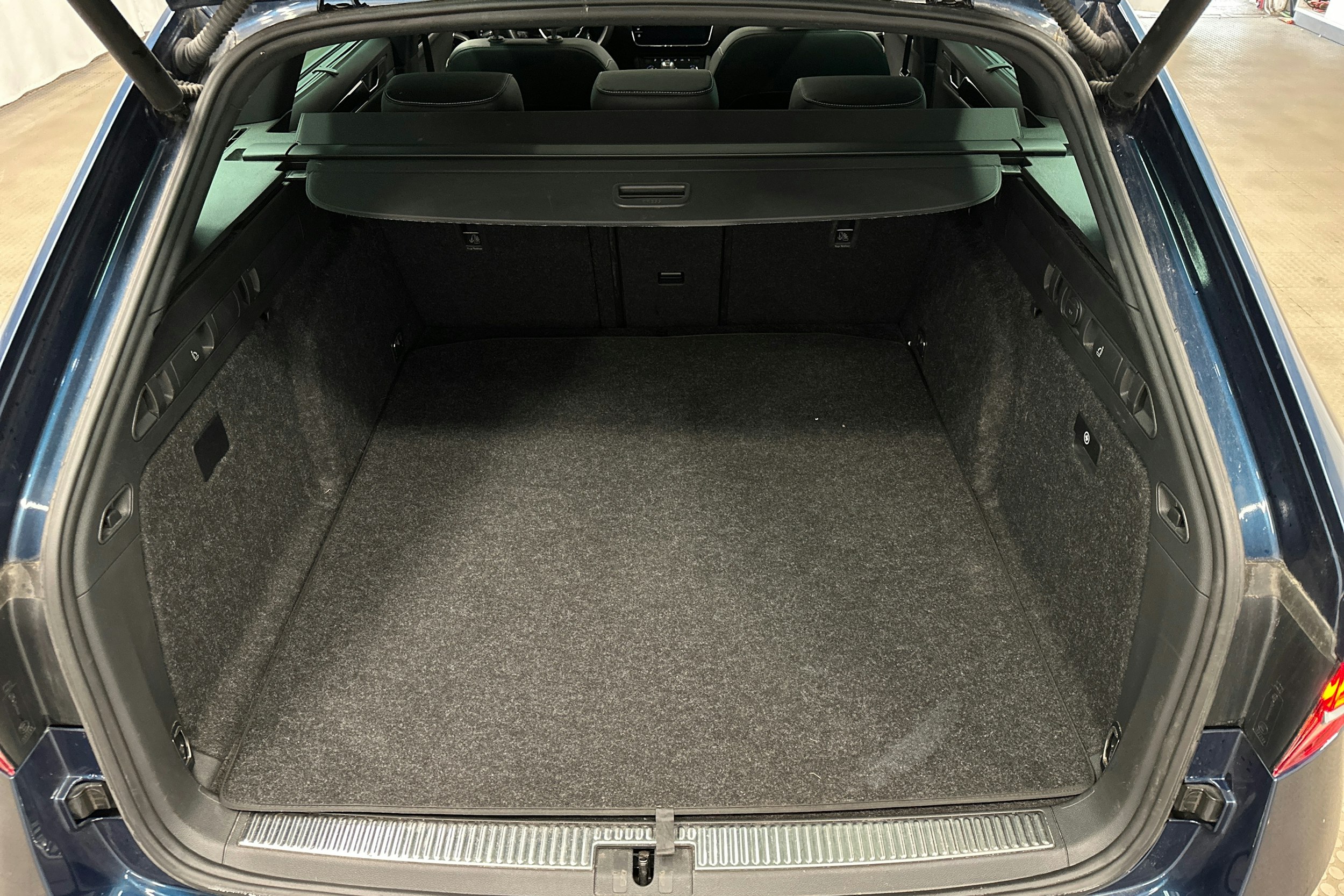 sininen Skoda Superb 2021 kuva 11.