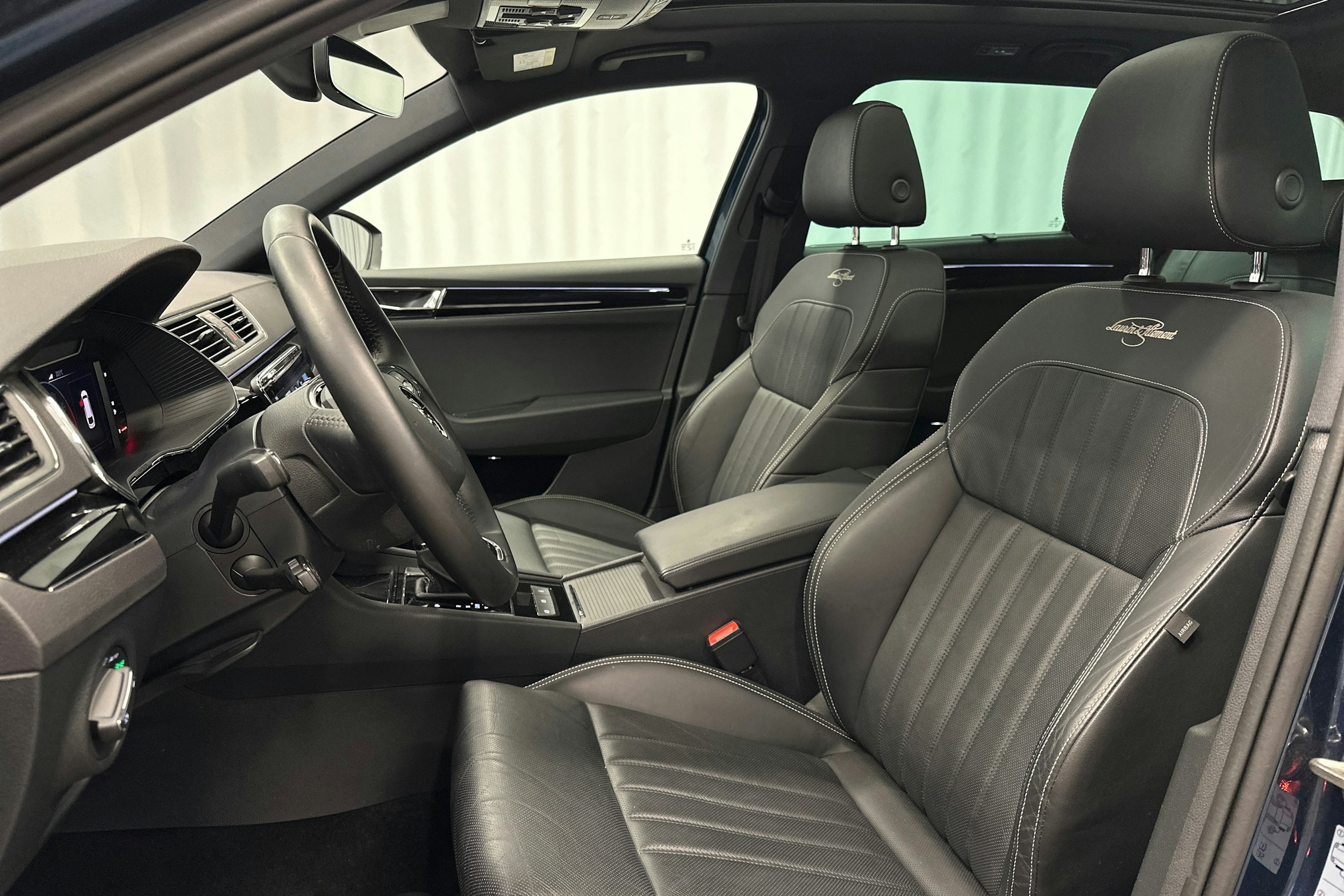 sininen Skoda Superb 2021 kuva 15.