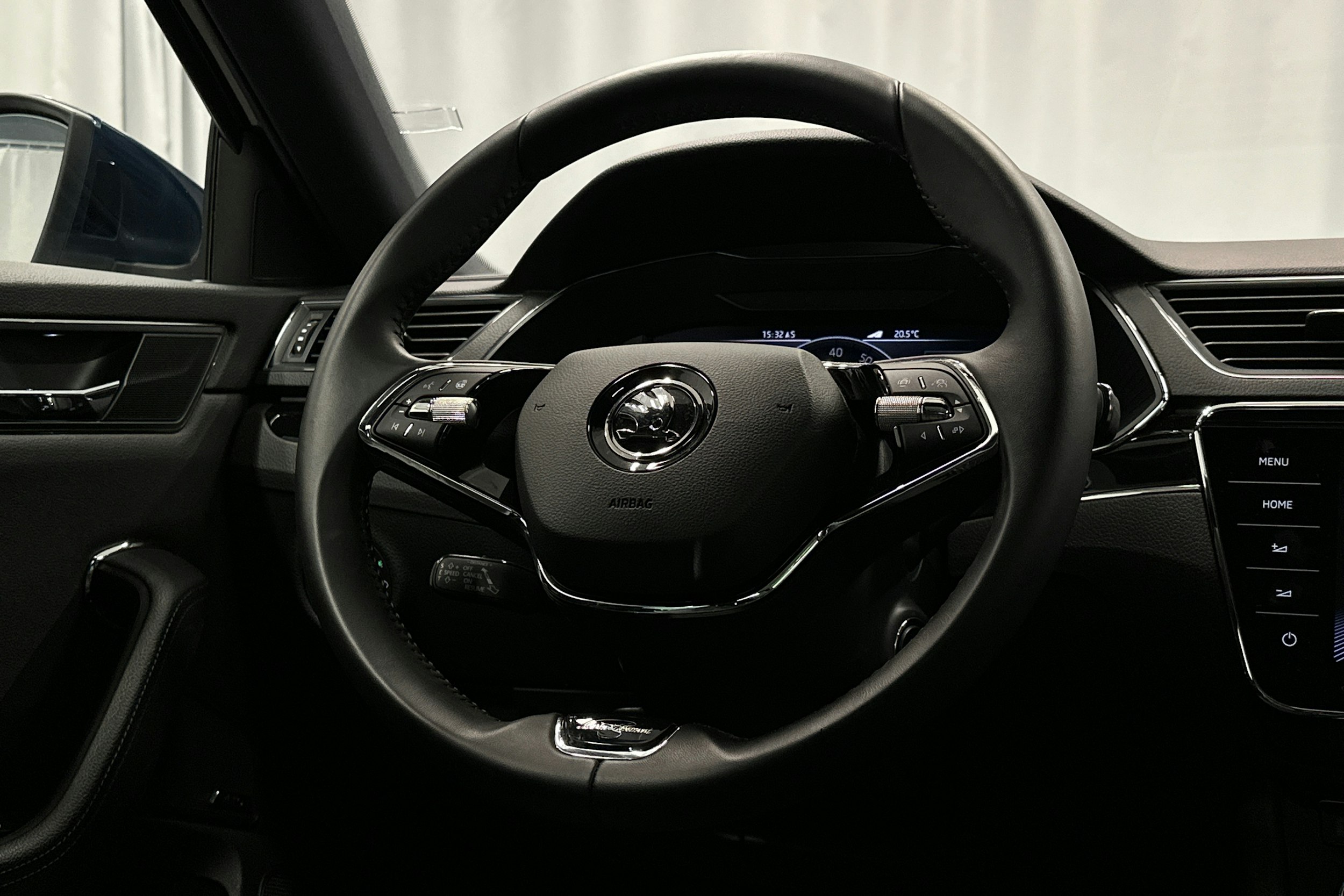 sininen Skoda Superb 2021 kuva 18.