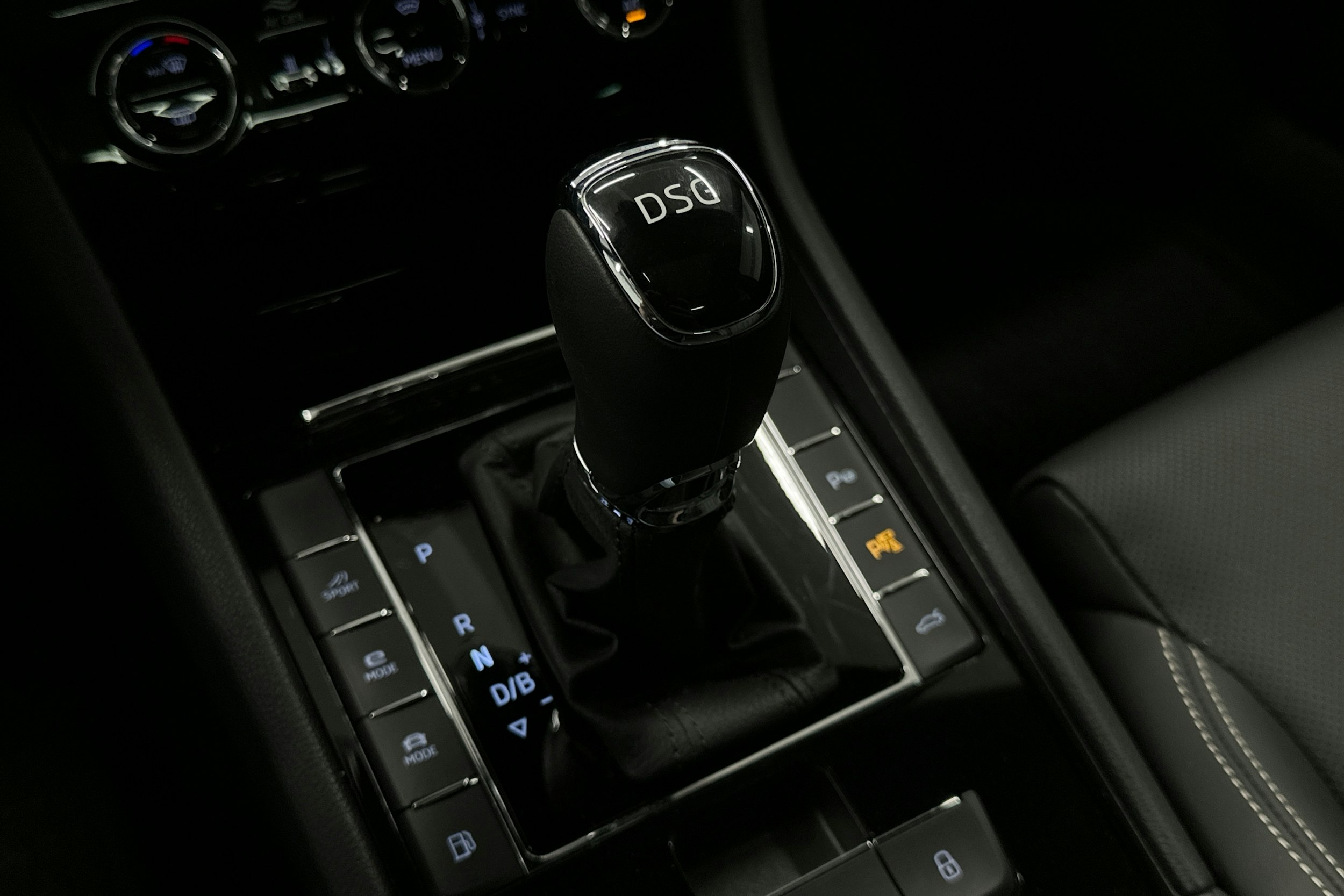 sininen Skoda Superb 2021 kuva 30.