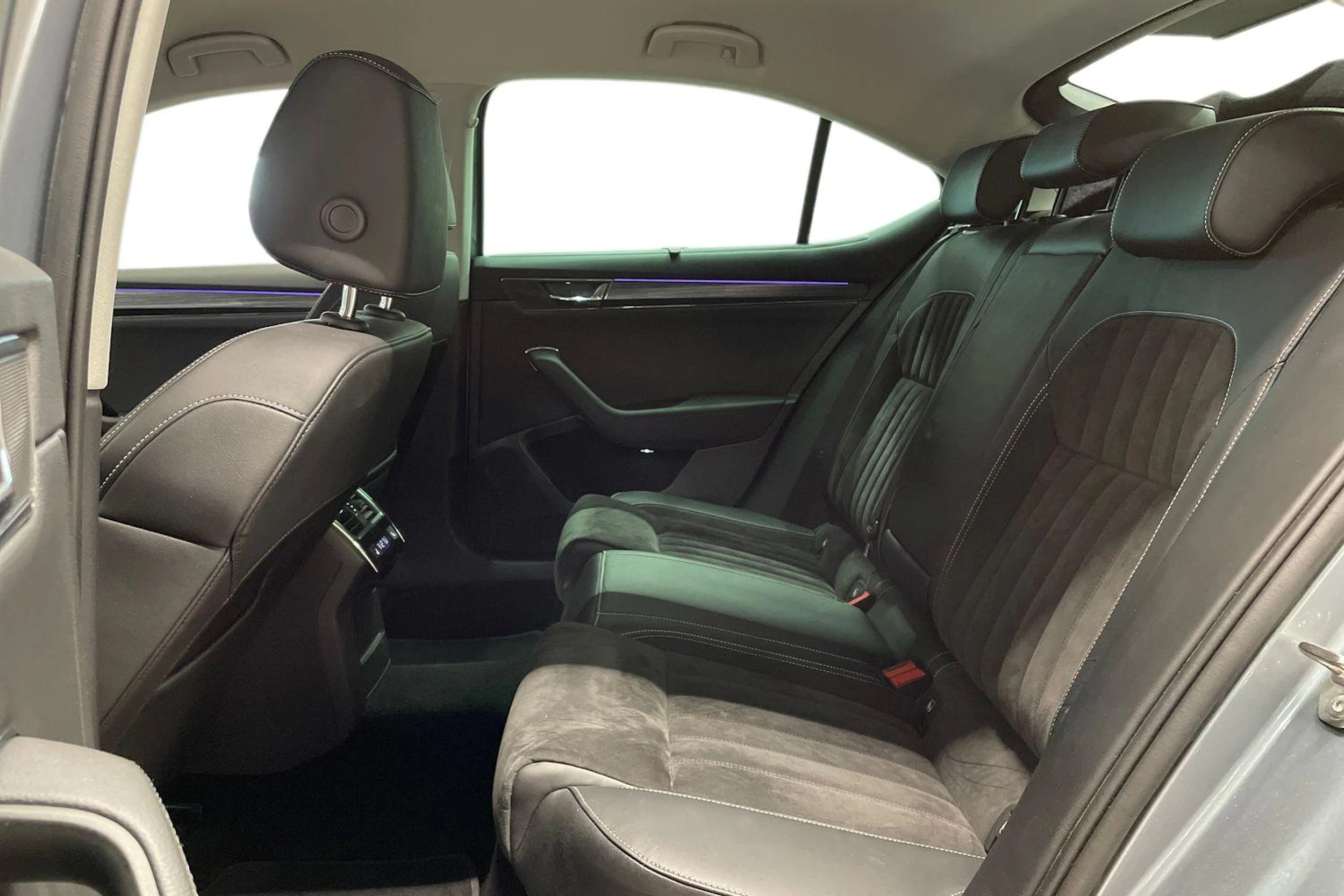 harmaa Skoda Superb 2021 kuva 8.